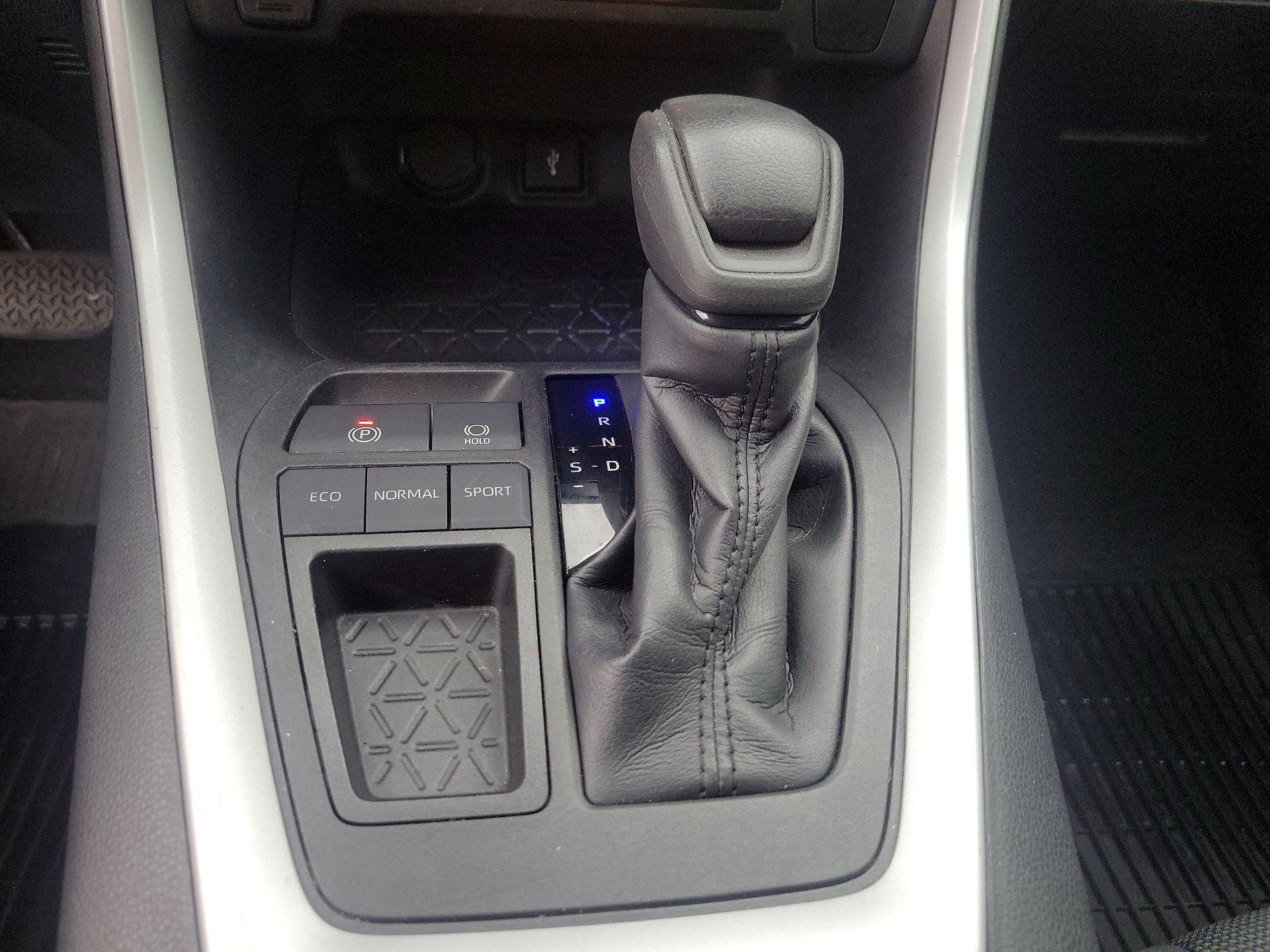 Thumbnail: 2021 Toyota RAV4 - 17