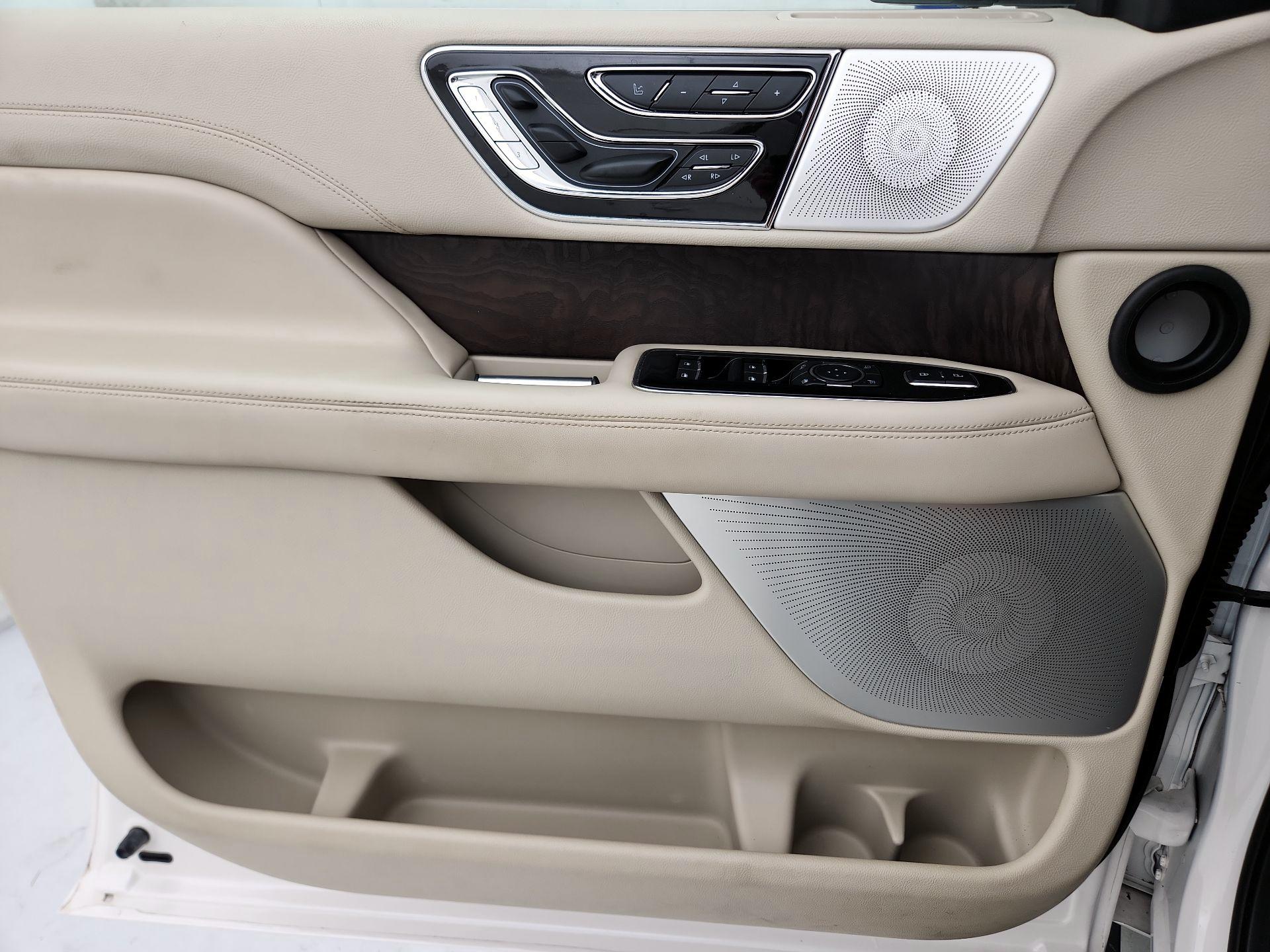 Thumbnail: 2019 Lincoln Navigator L - 12