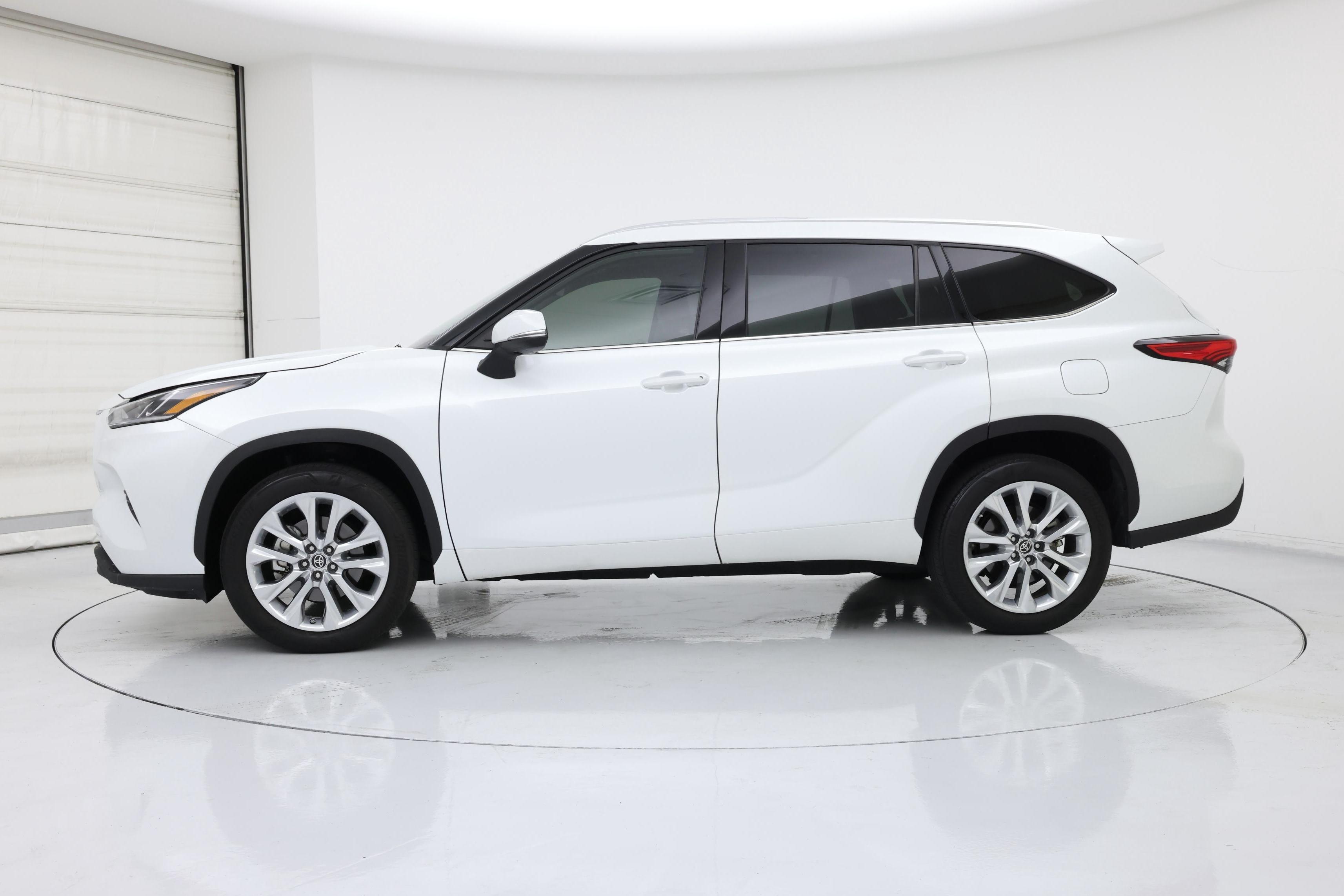 Thumbnail: 2022 Toyota Highlander - 3