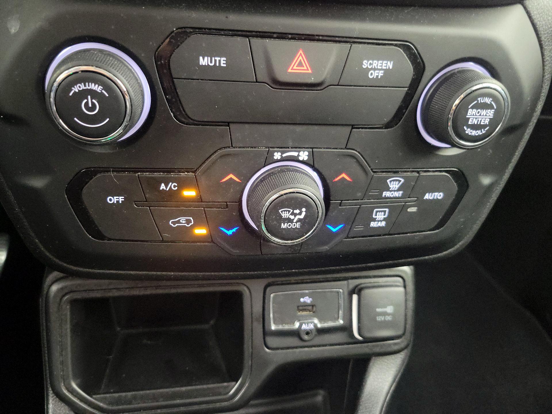 Thumbnail: 2018 Jeep Renegade - 16