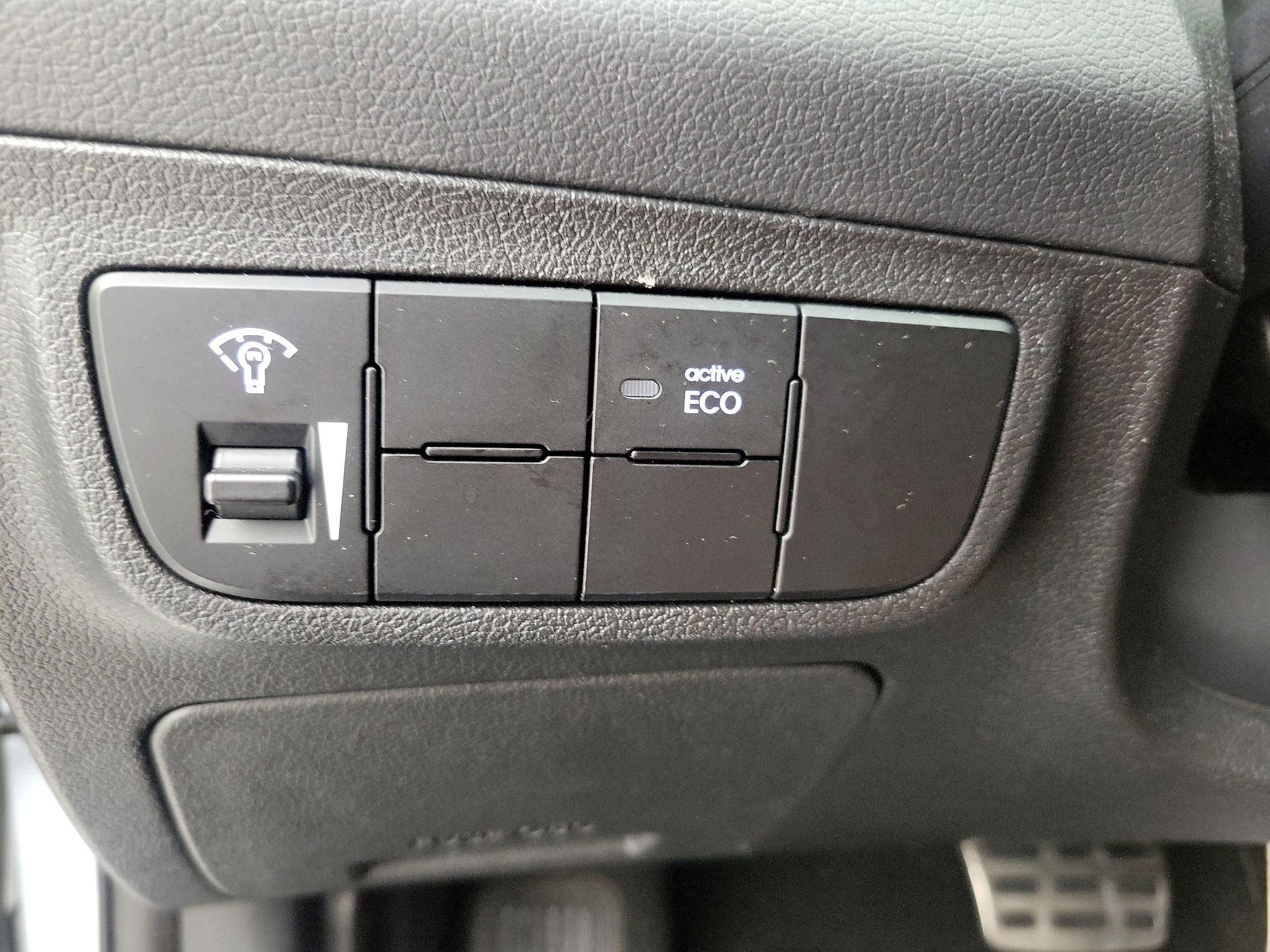 Thumbnail: 2014 Hyundai Veloster - 13