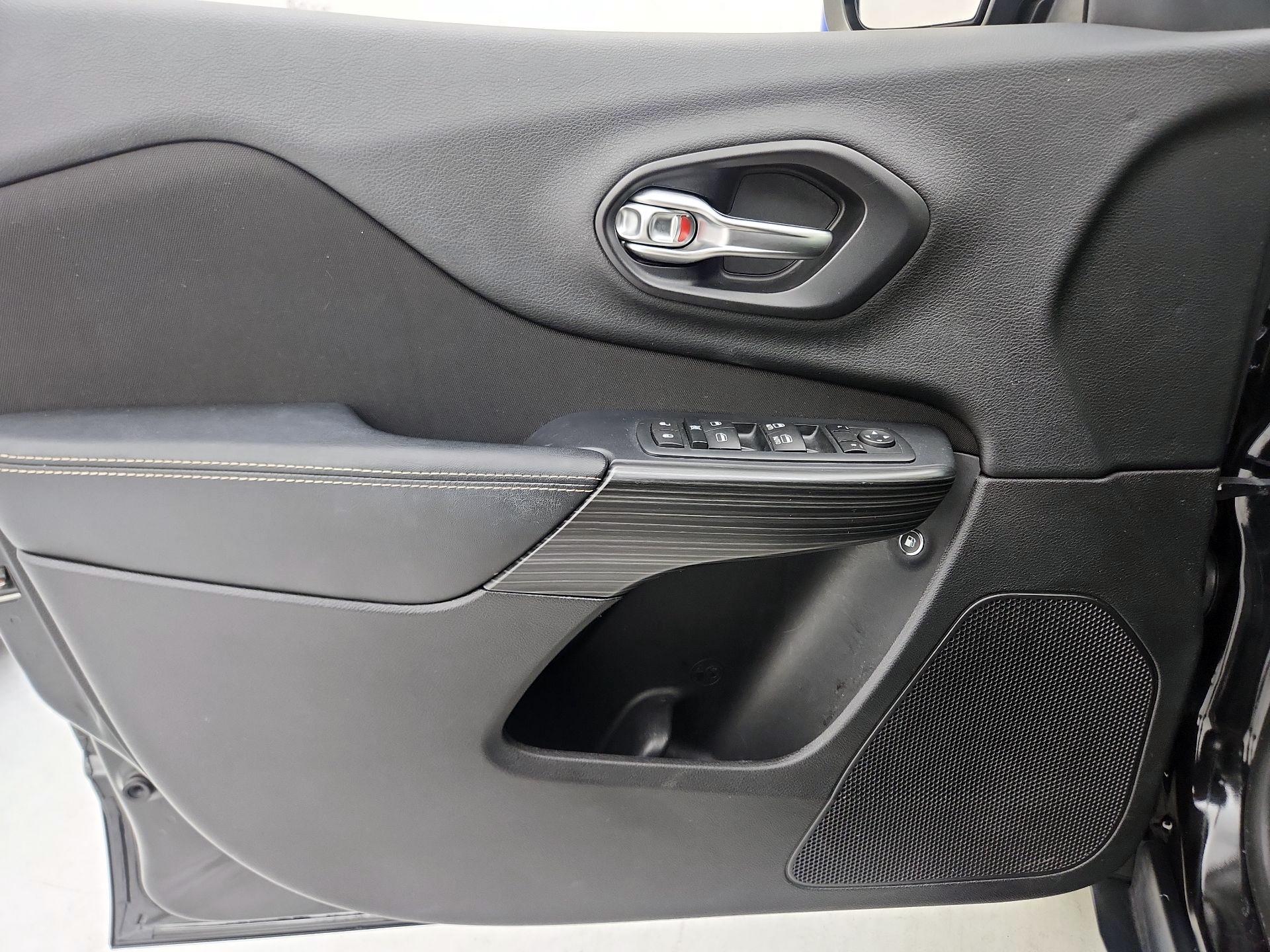 Thumbnail: 2016 Jeep Cherokee - 12