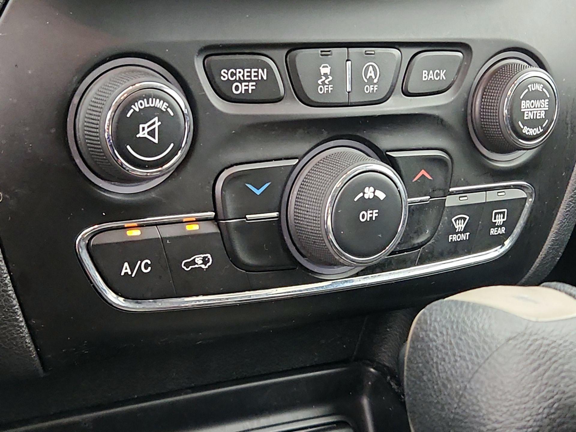 Thumbnail: 2016 Jeep Cherokee - 16