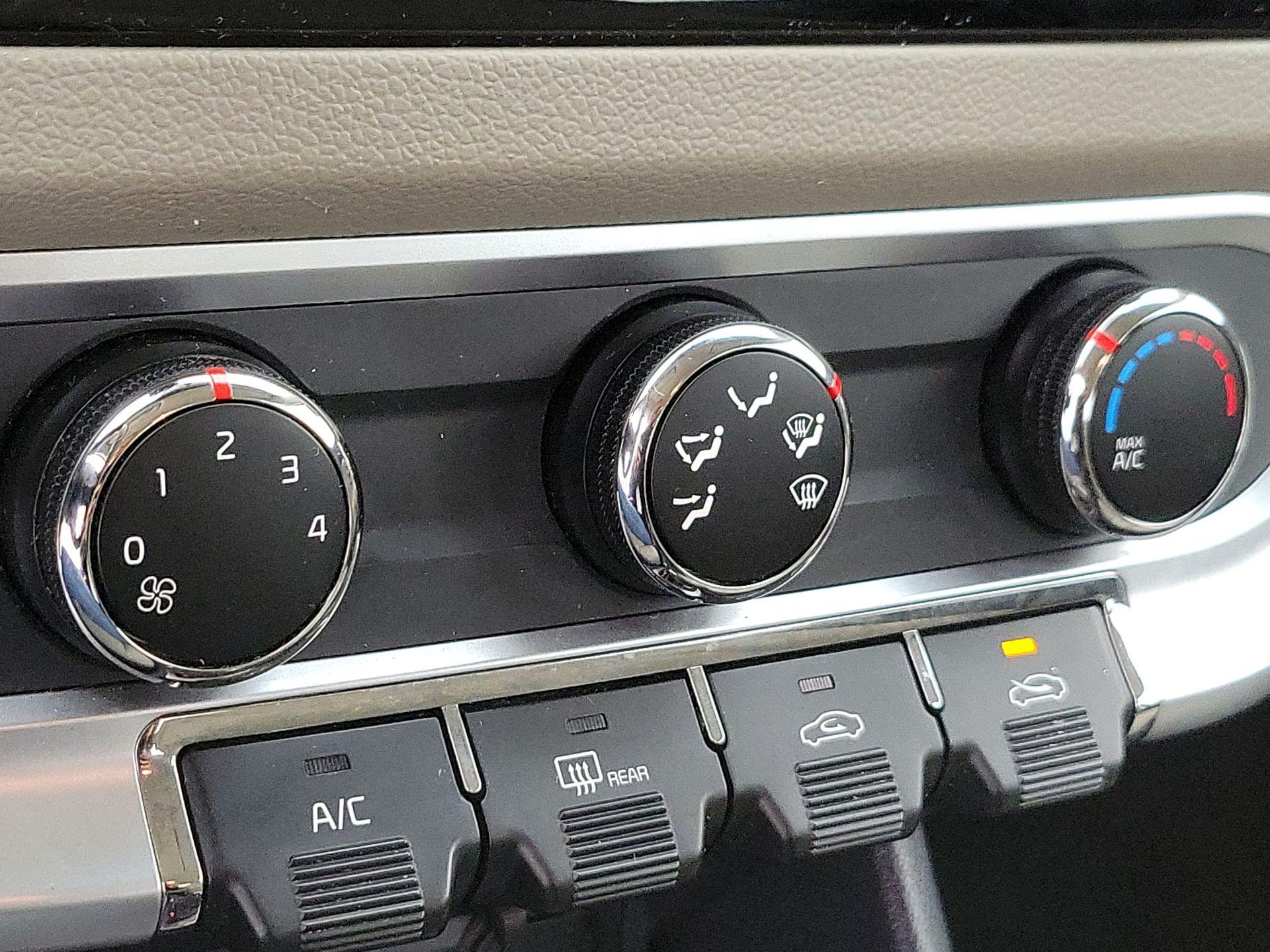 Thumbnail: 2017 Kia Rio - 15