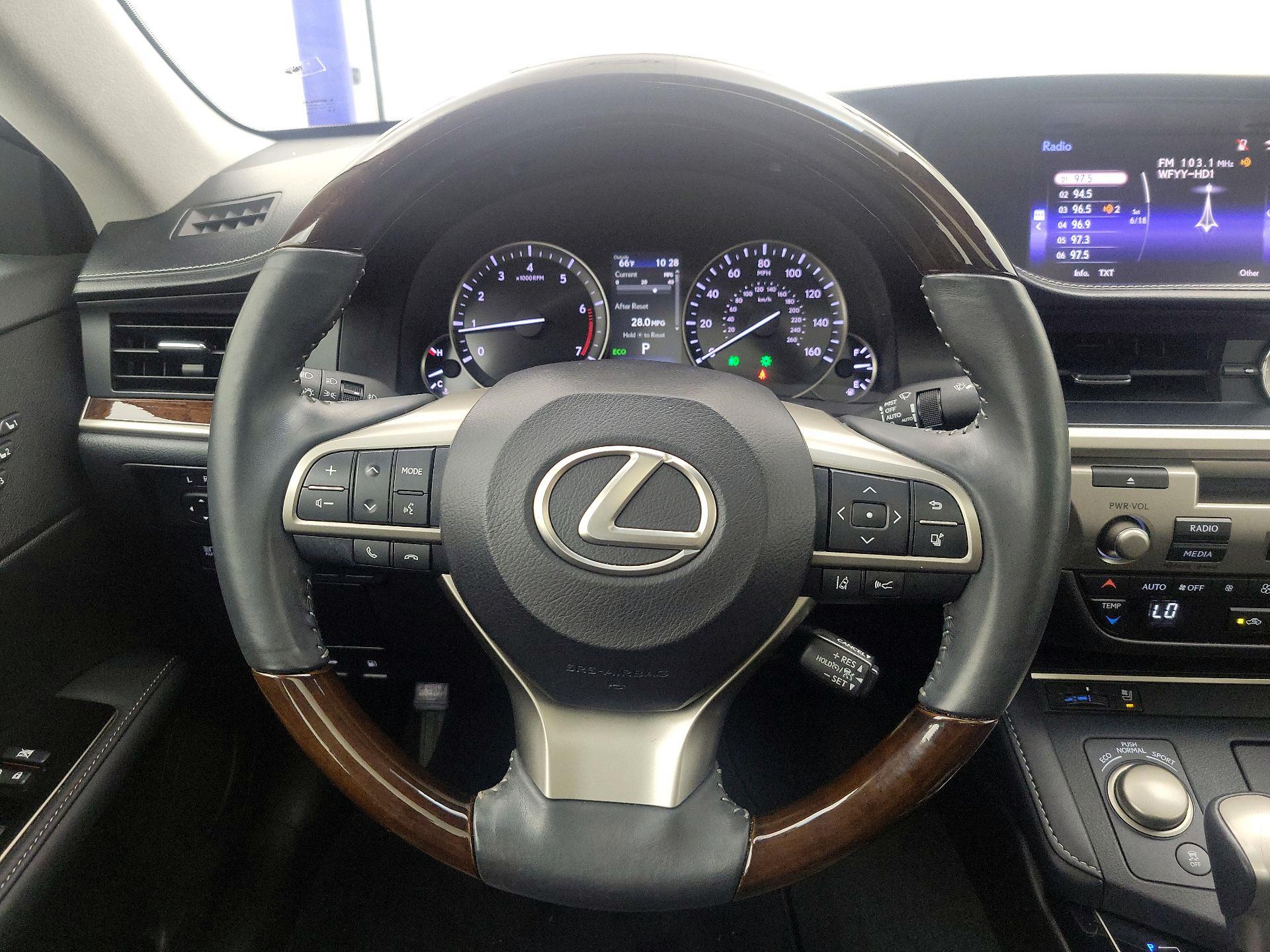 Thumbnail: 2016 Lexus ES - 10