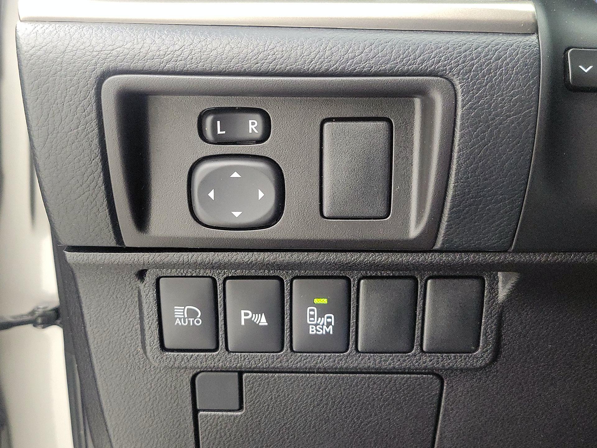 Thumbnail: 2016 Lexus ES - 13