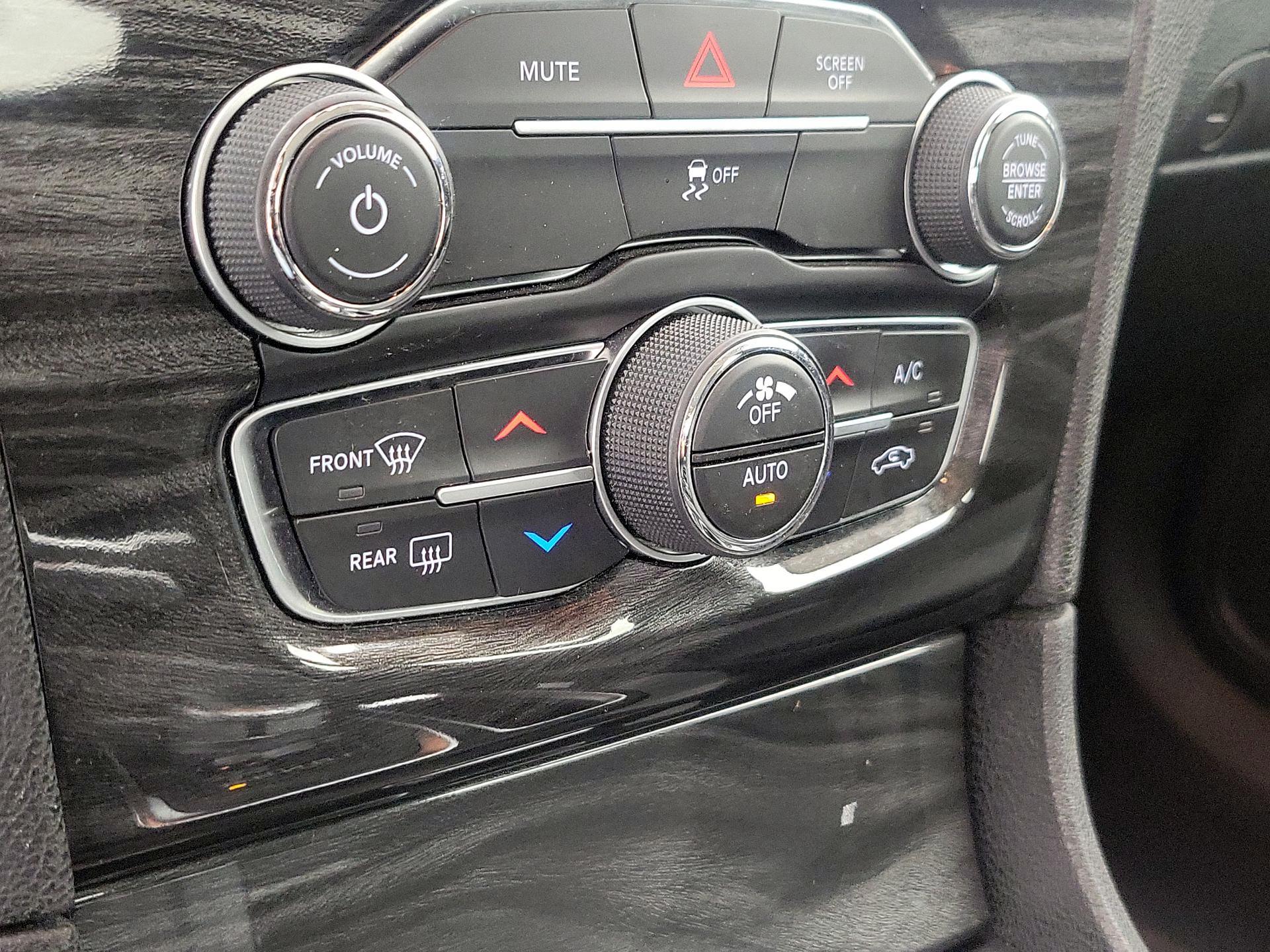 Thumbnail: 2022 Chrysler 300 - 16