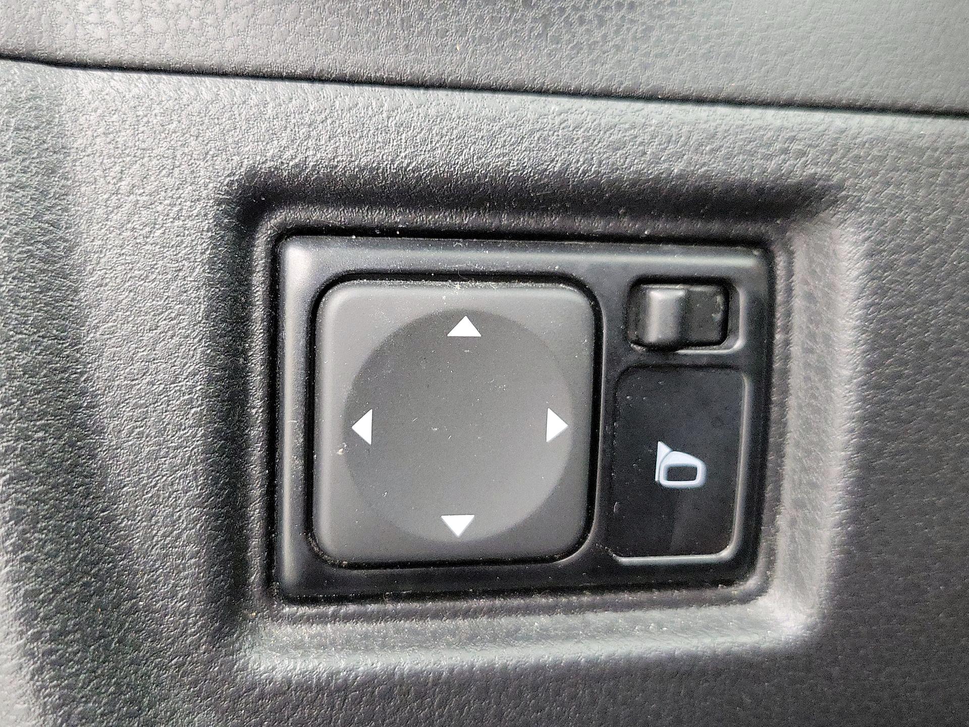 Thumbnail: 2018 Nissan Versa Note - 13