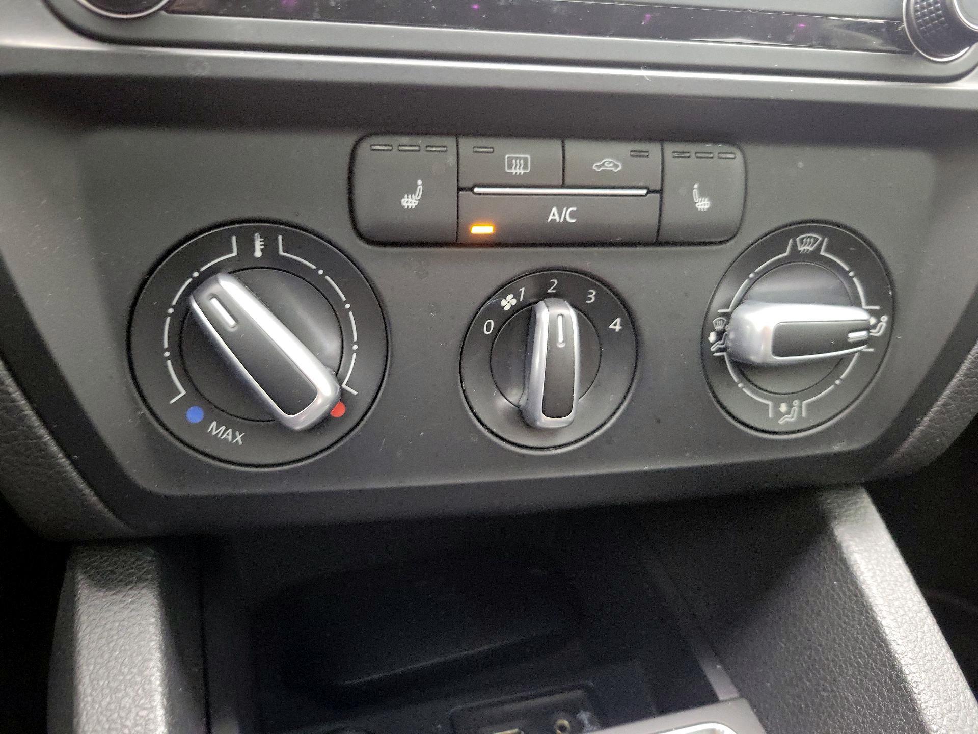 Thumbnail: 2018 Volkswagen Jetta - 16