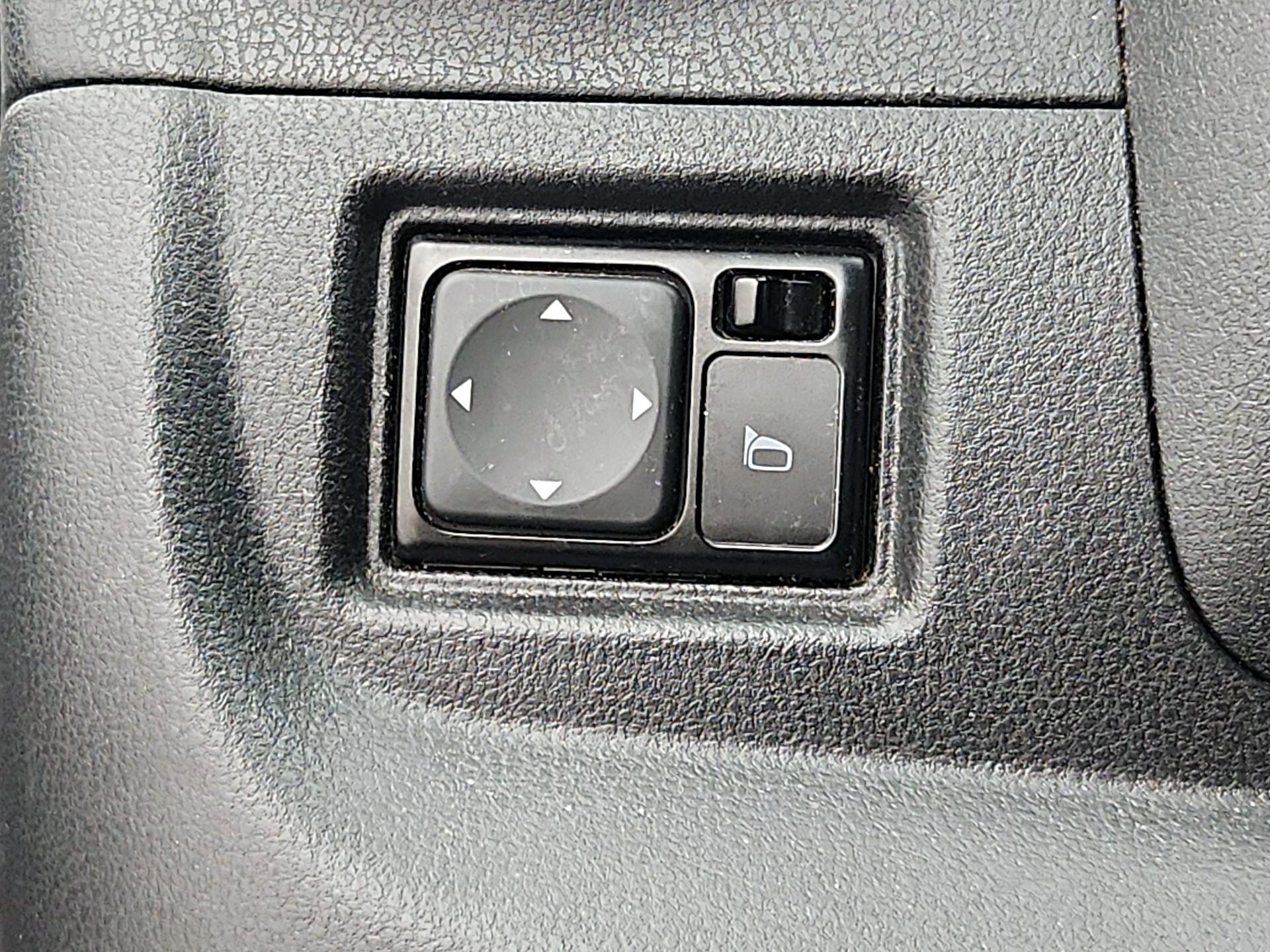 Thumbnail: 2015 Nissan Versa Note - 13