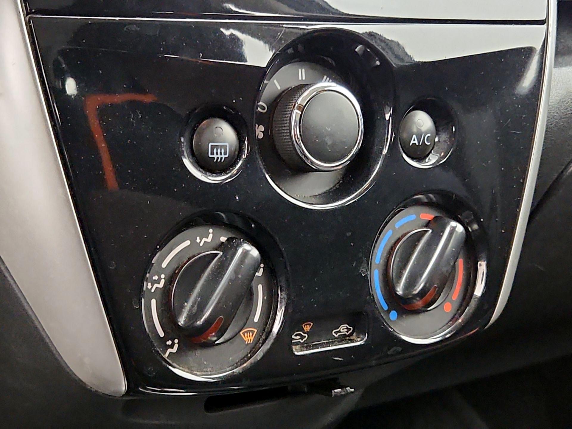 Thumbnail: 2015 Nissan Versa Note - 16