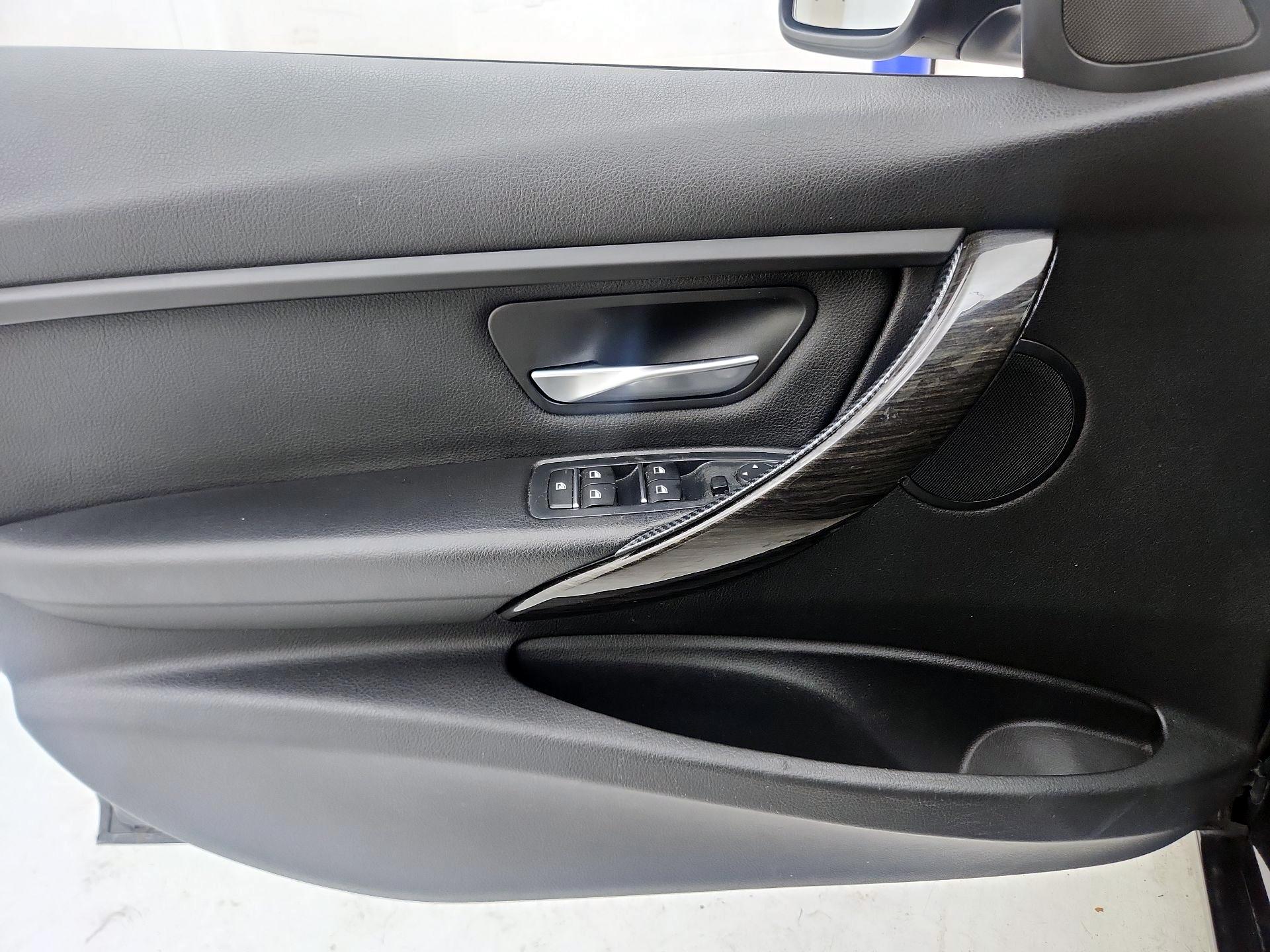 Thumbnail: 2016 BMW 3 Series - 12