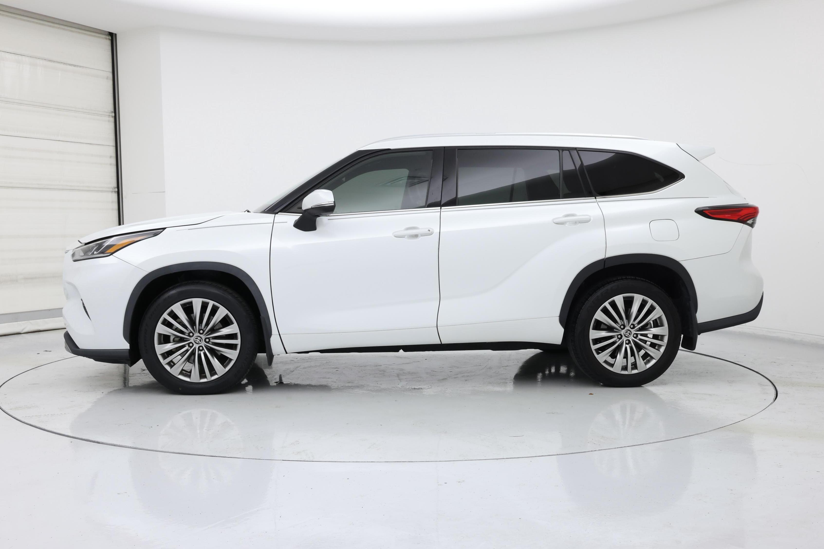 Thumbnail: 2022 Toyota Highlander - 3