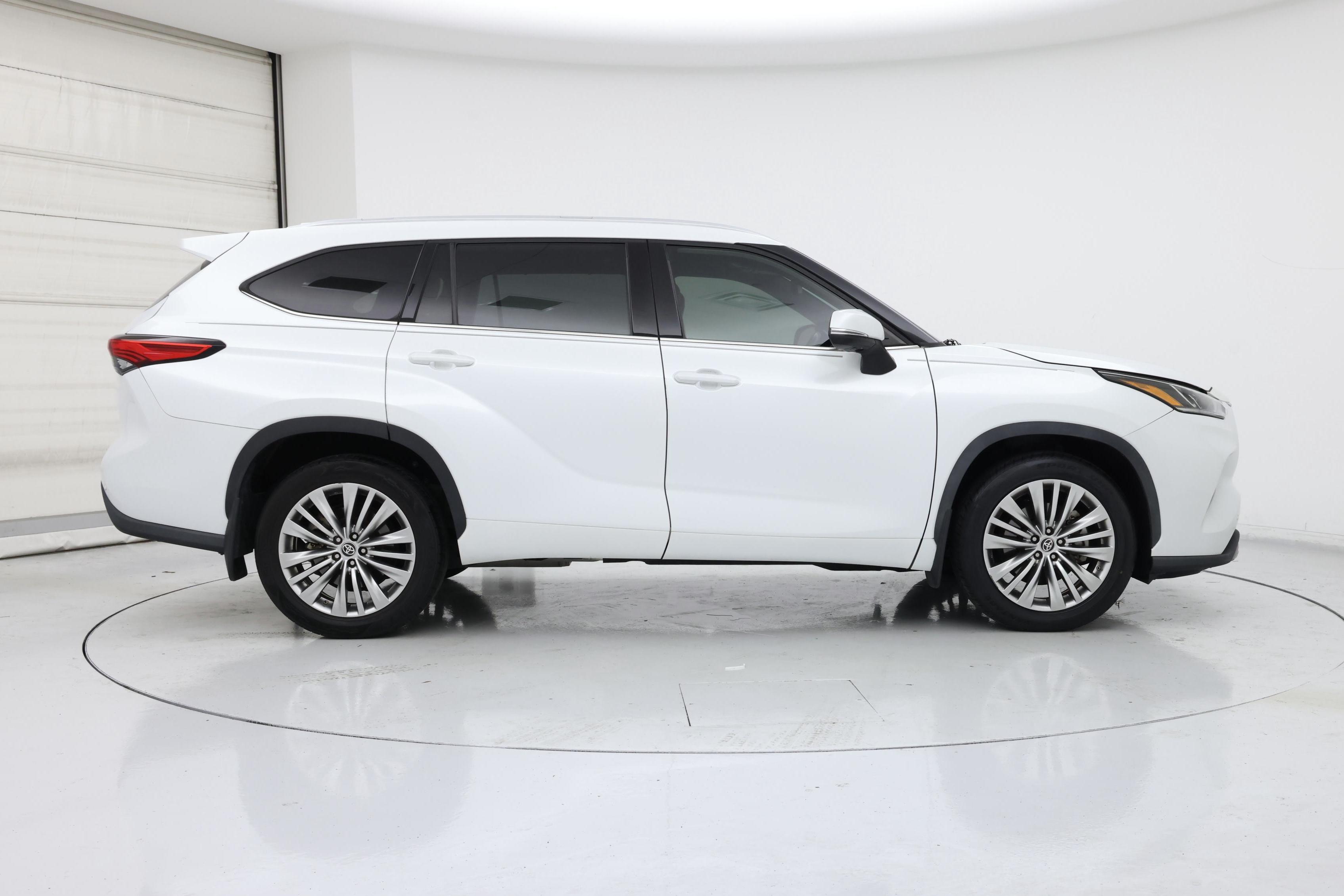 Thumbnail: 2022 Toyota Highlander - 7