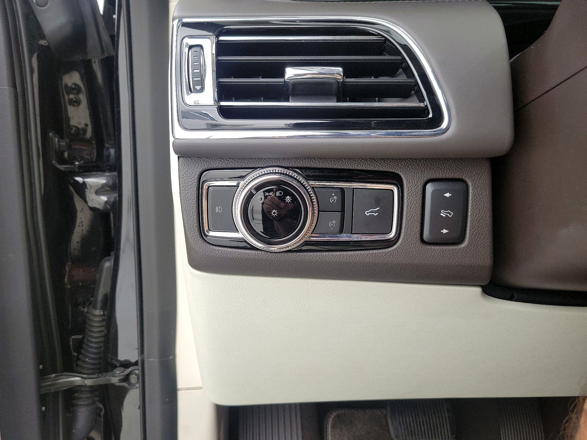 Thumbnail: 2019 Lincoln Navigator - 13