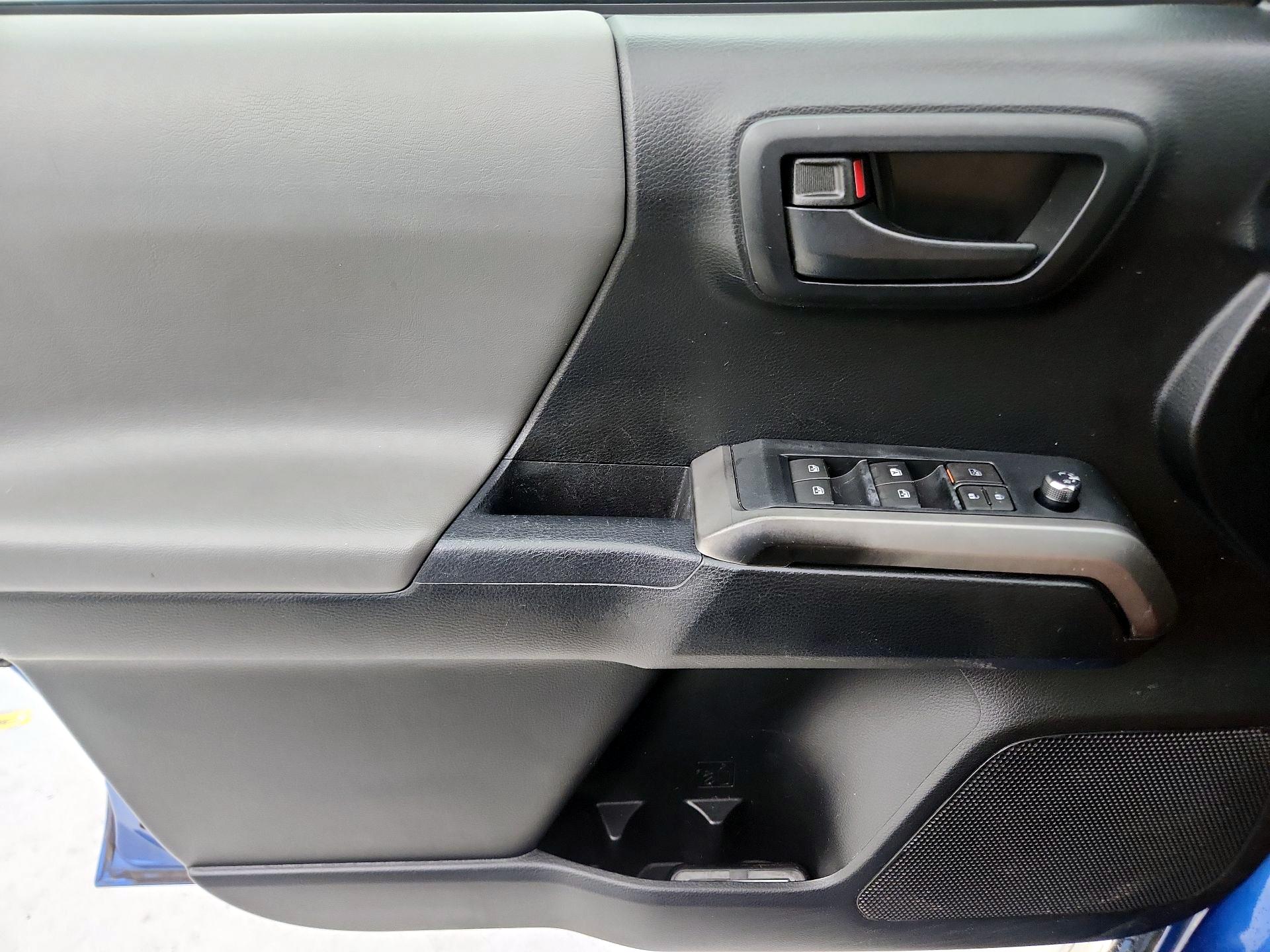 Thumbnail: 2016 Toyota Tacoma - 12