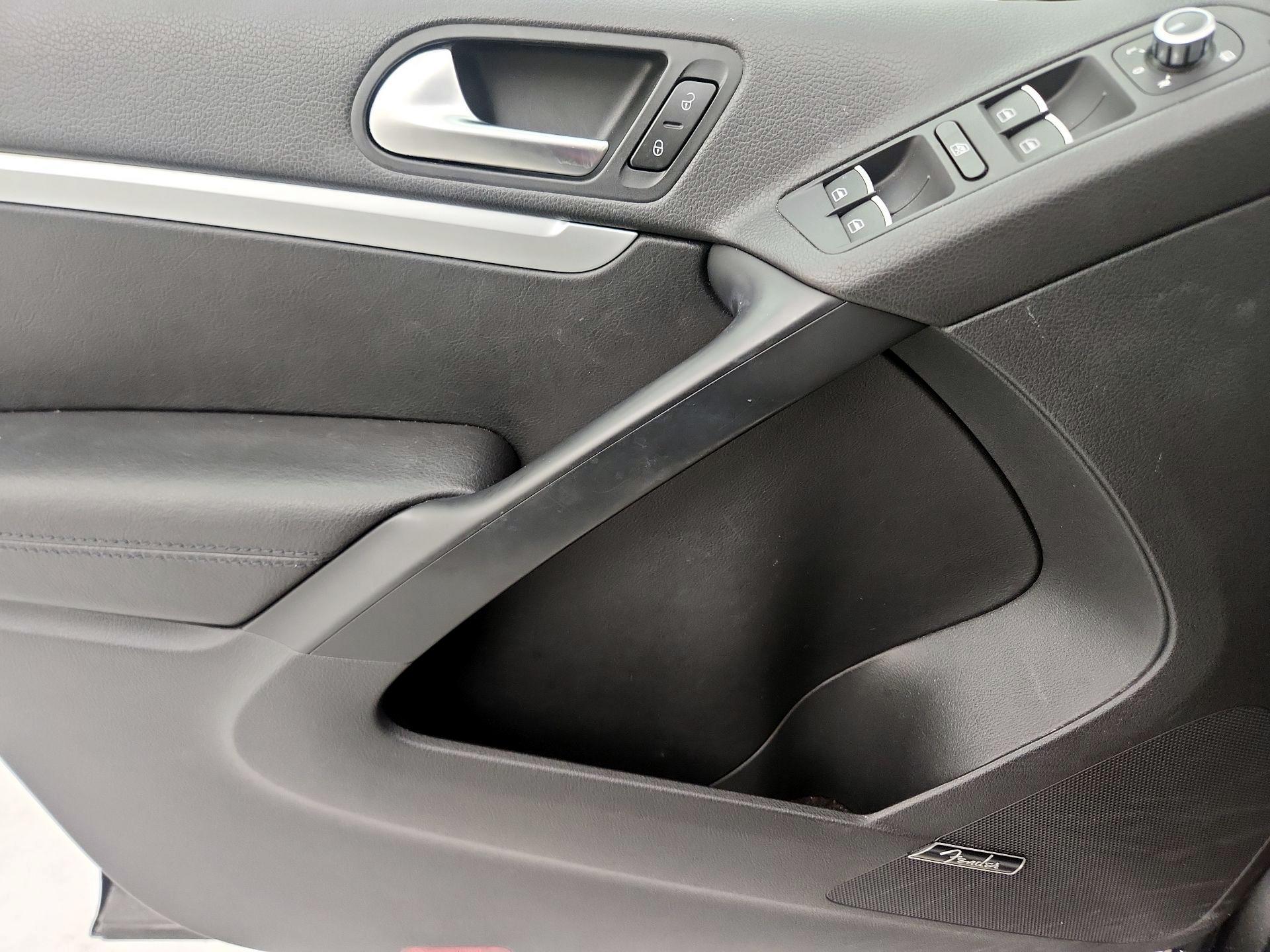 Thumbnail: 2015 Volkswagen Tiguan - 12