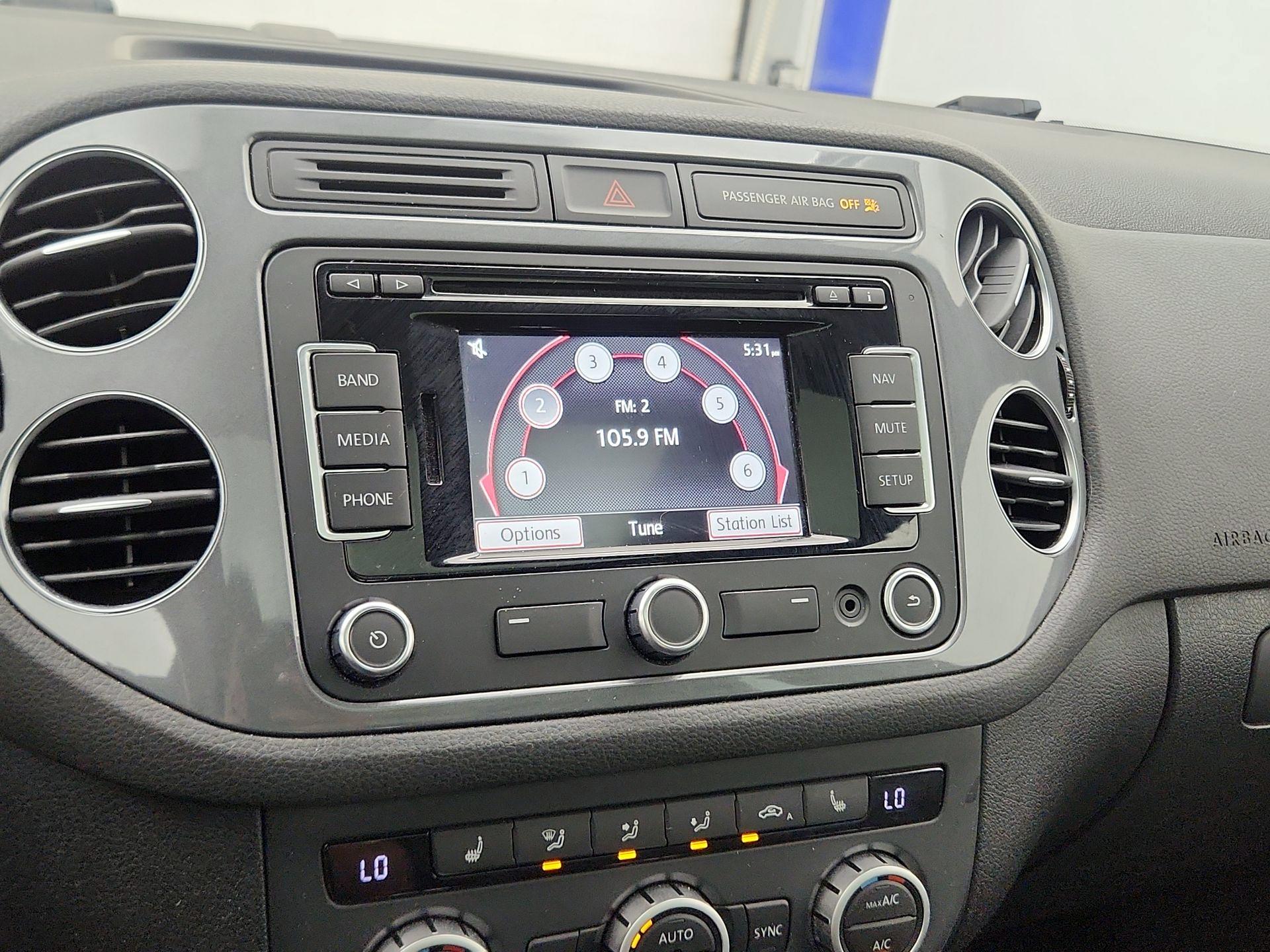 Thumbnail: 2015 Volkswagen Tiguan - 16