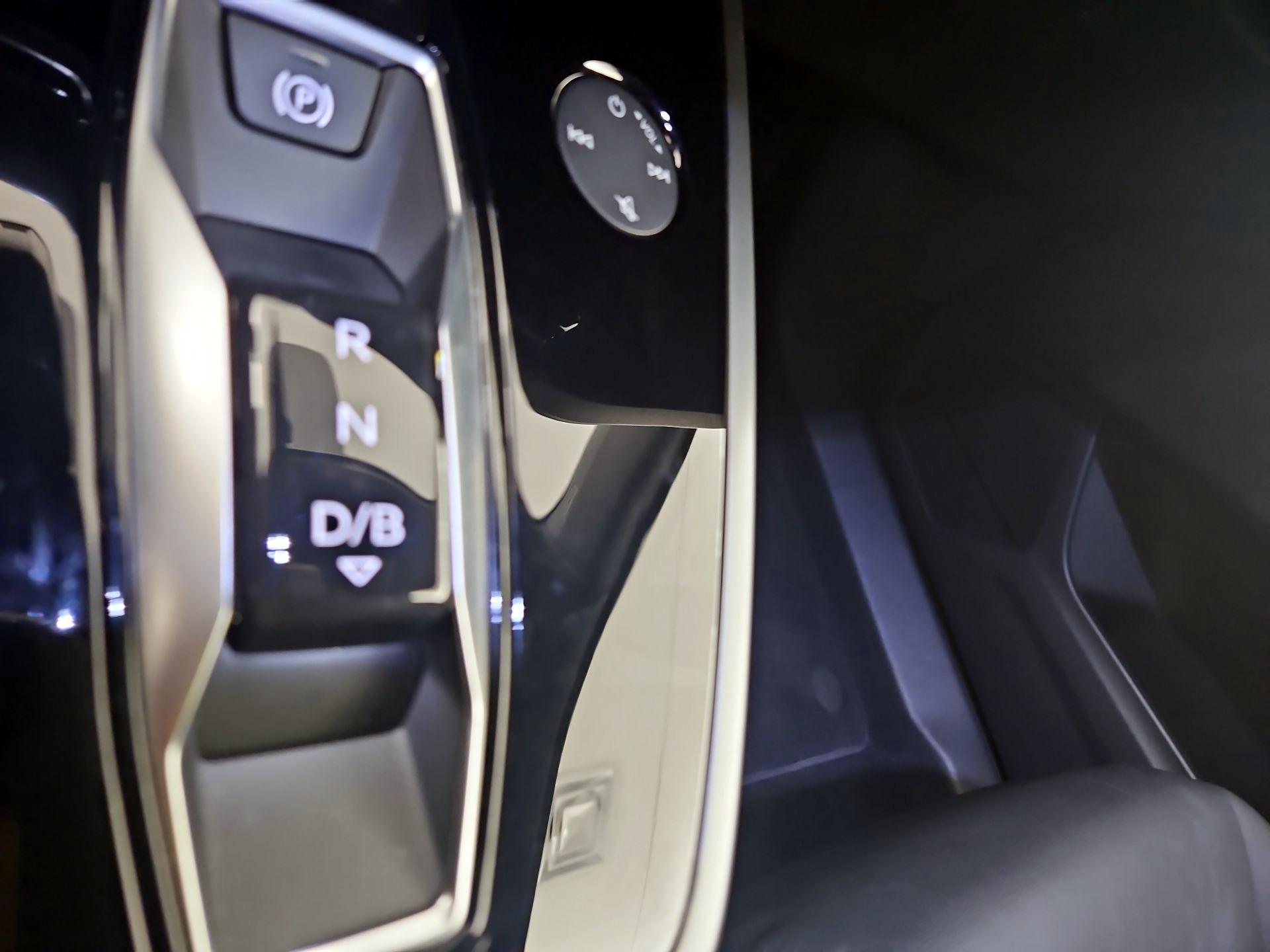 Thumbnail: 2022 Audi Q4 e-tron - 16