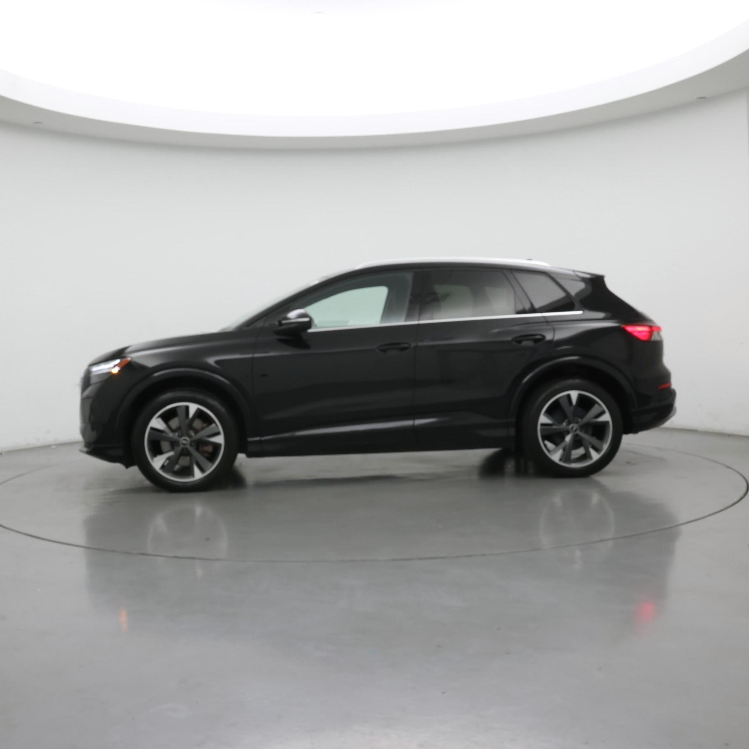 Thumbnail: 2022 Audi Q4 e-tron - 3