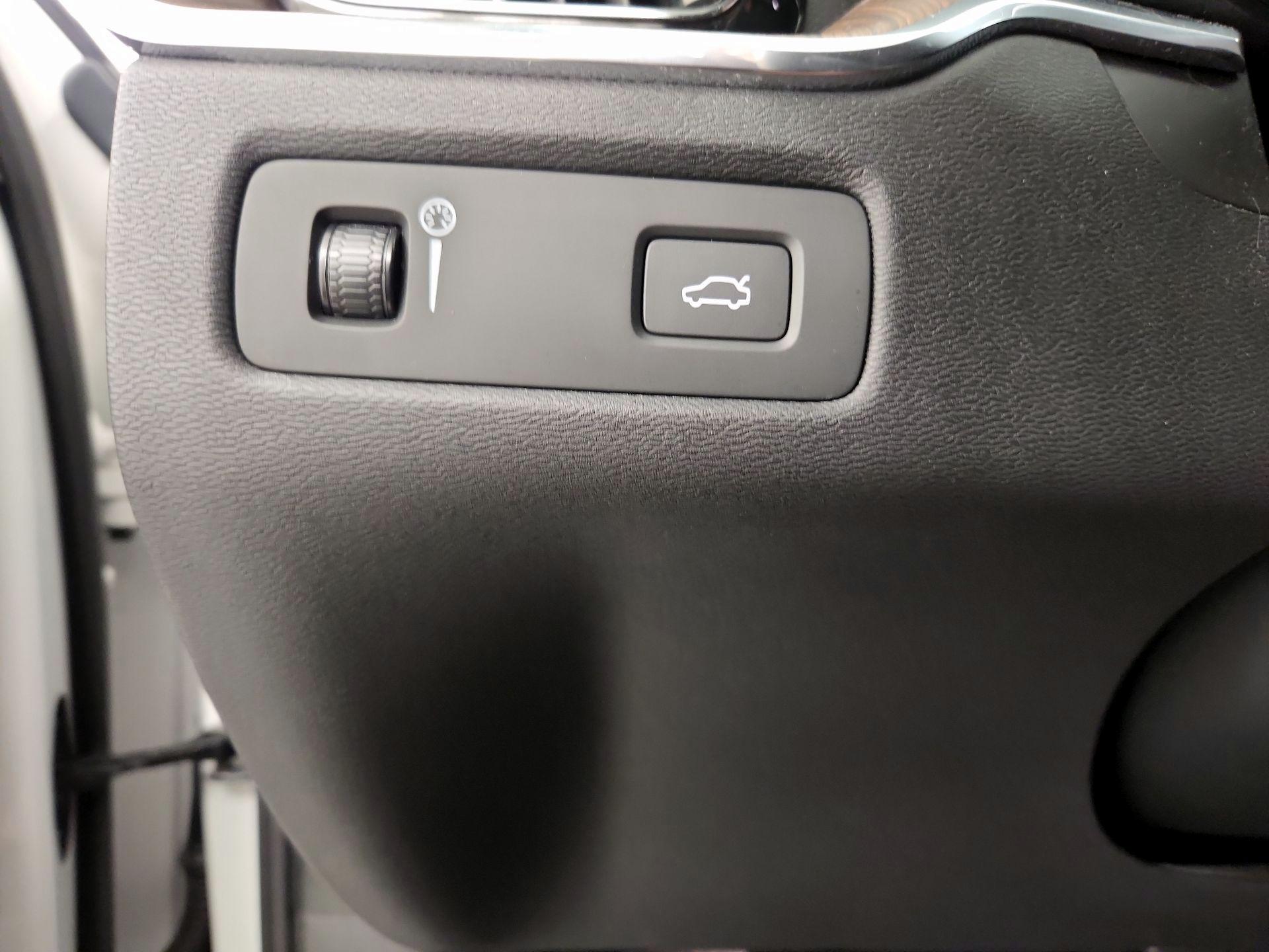 Thumbnail: 2021 Volvo XC60 - 13
