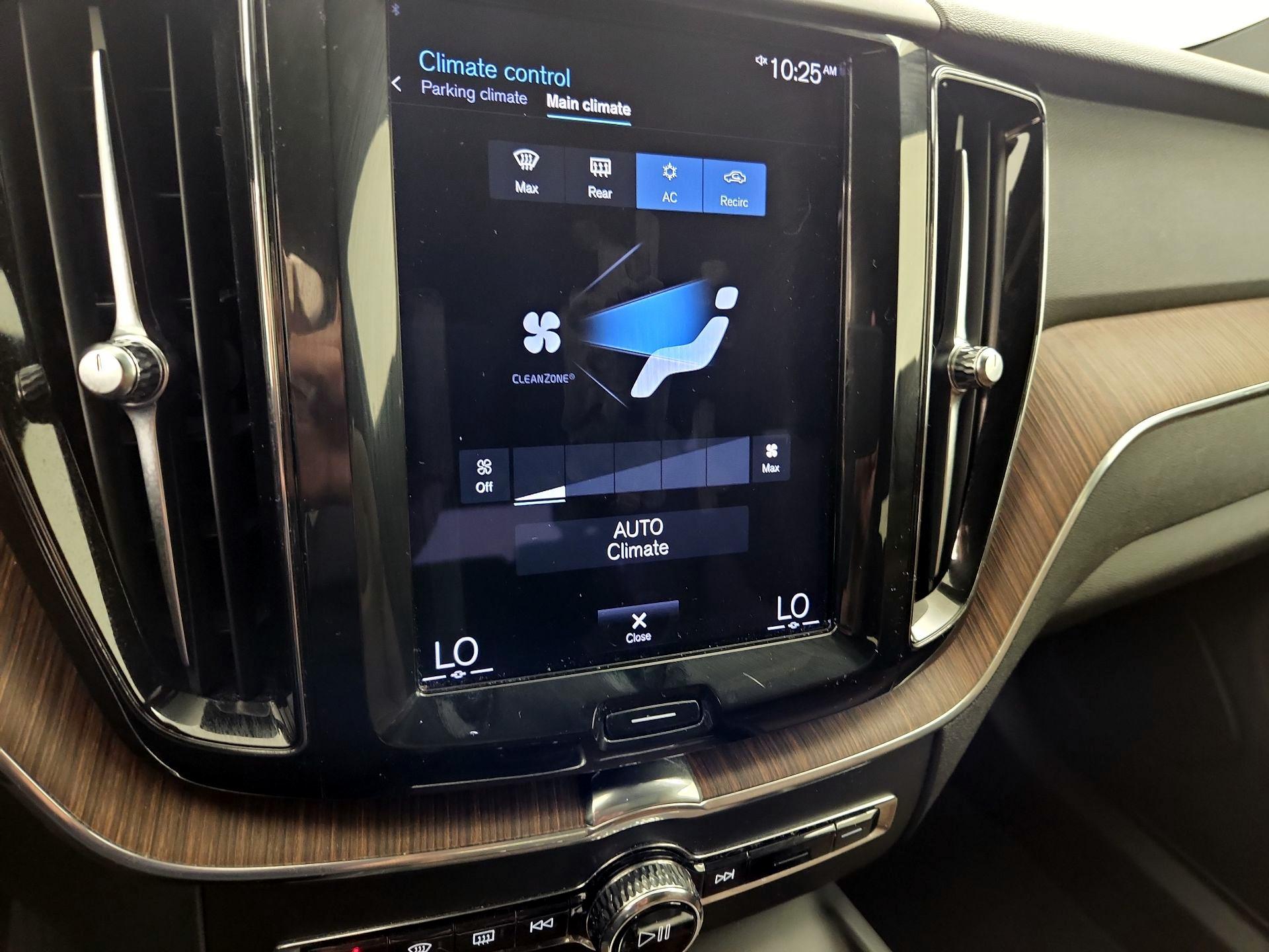 Thumbnail: 2021 Volvo XC60 - 17