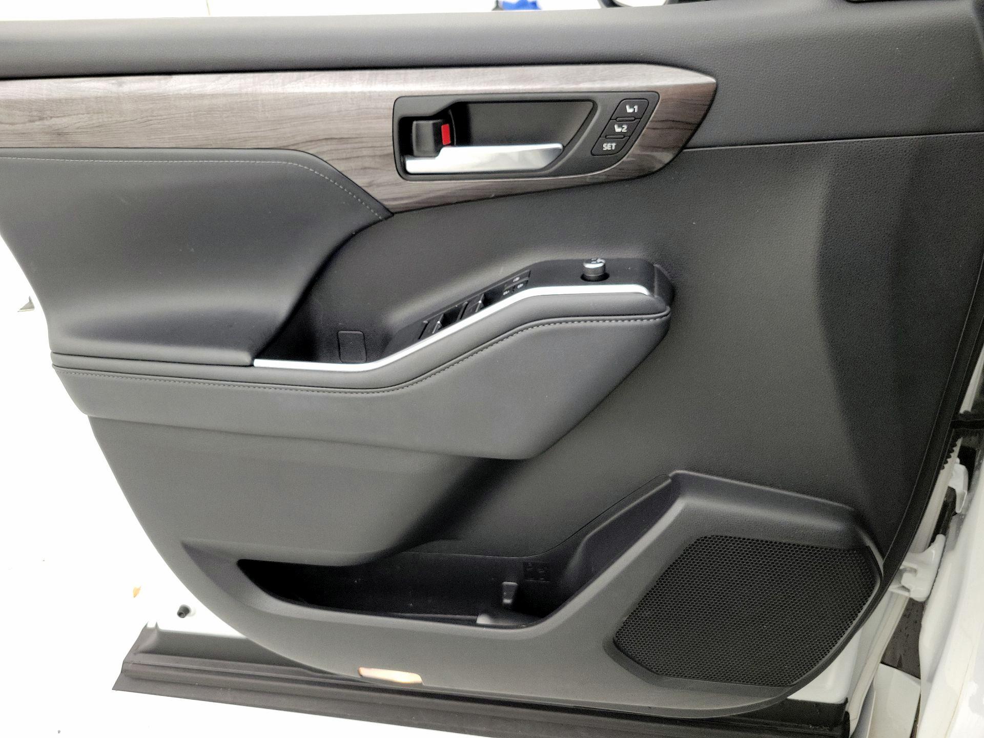 Thumbnail: 2022 Toyota Highlander - 12