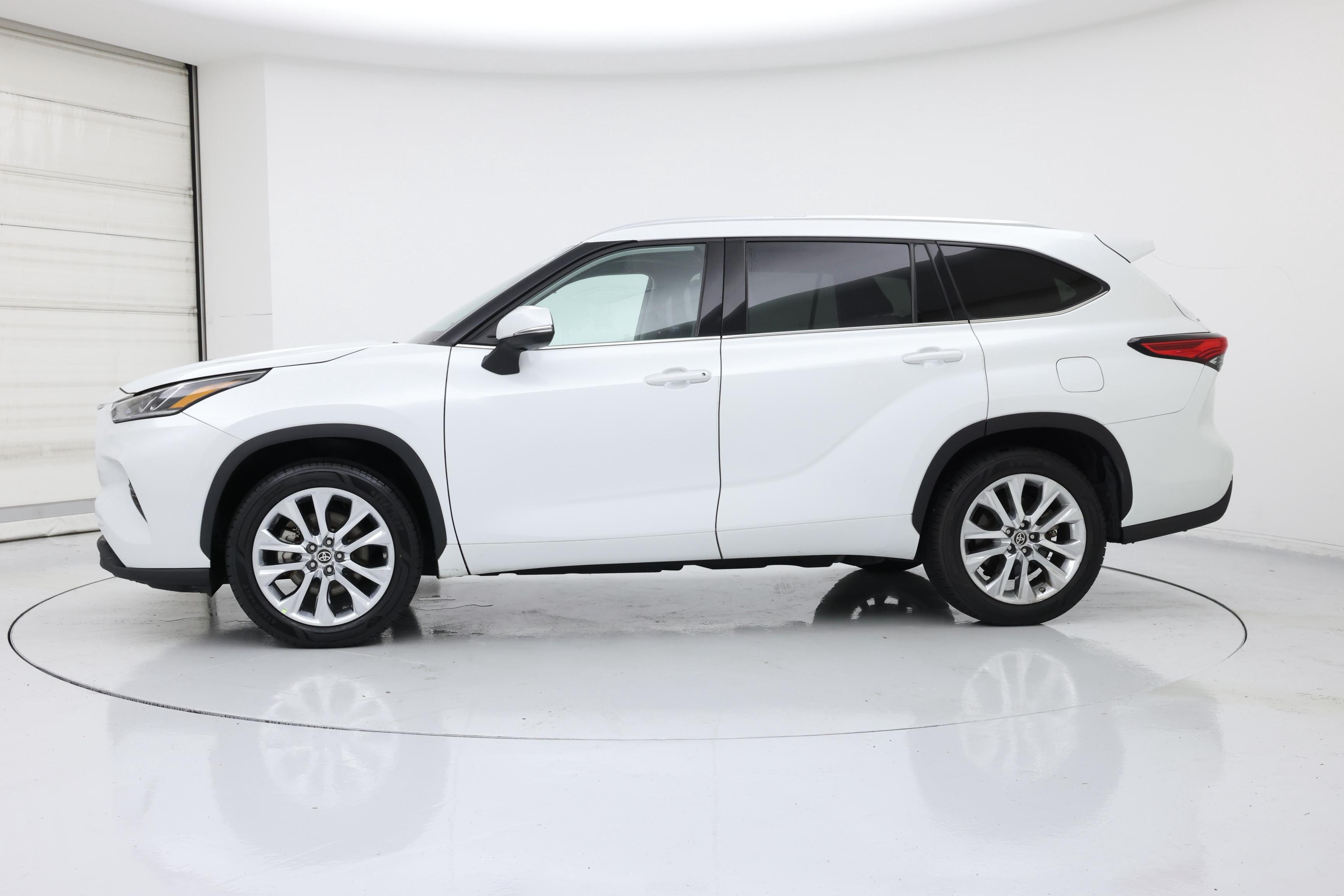 Thumbnail: 2022 Toyota Highlander - 3