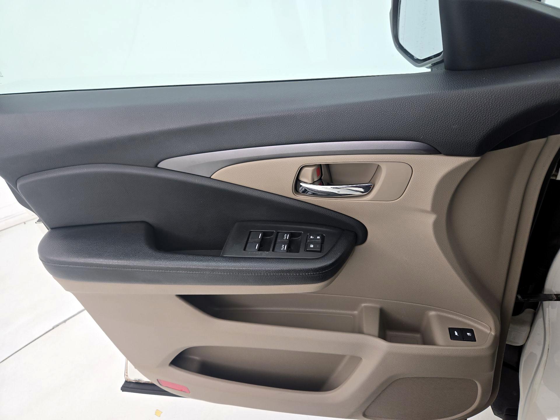 Thumbnail: 2016 Honda Pilot - 12