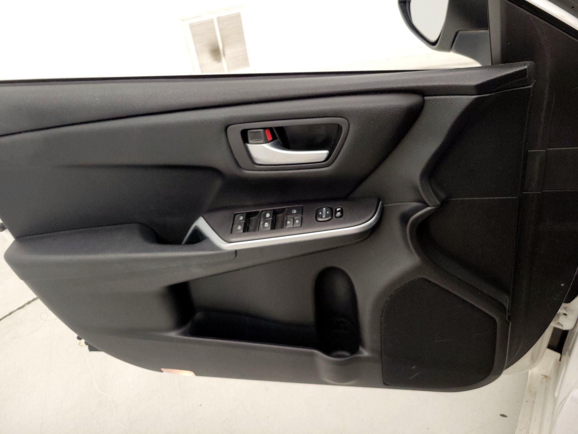 Thumbnail: 2015 Toyota Camry - 12