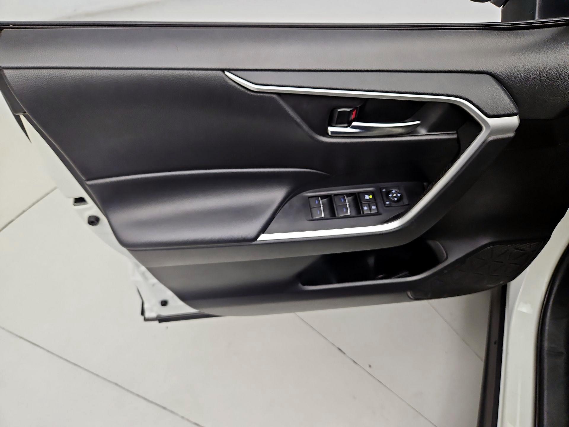 Thumbnail: 2022 Toyota RAV4 - 12