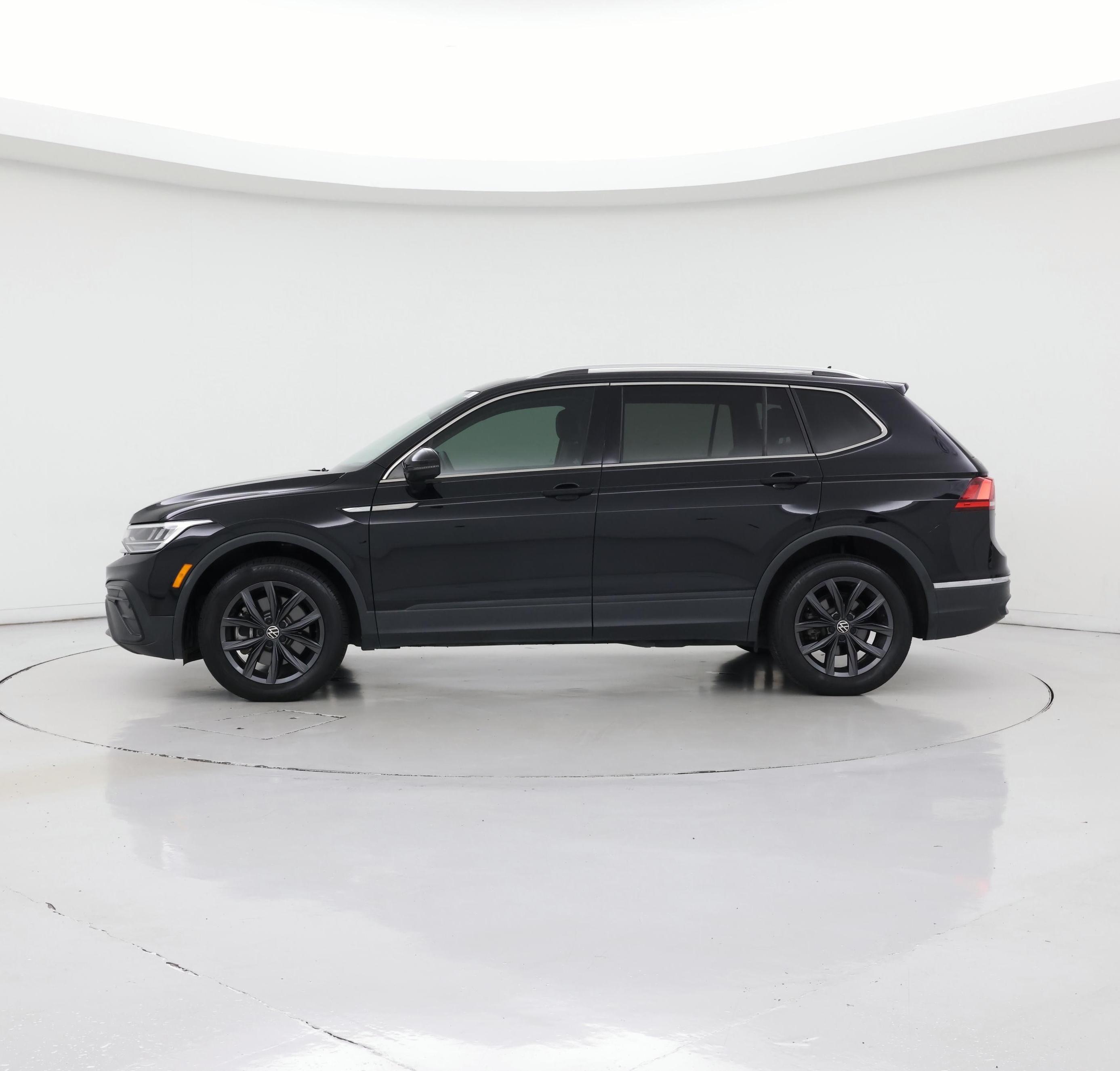 Thumbnail: 2022 Volkswagen Tiguan - 3