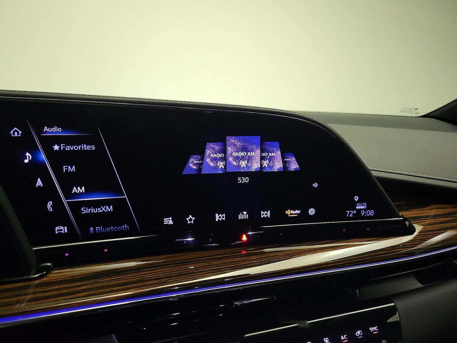 2024 Cadillac Escalade Luxury - Photo 17