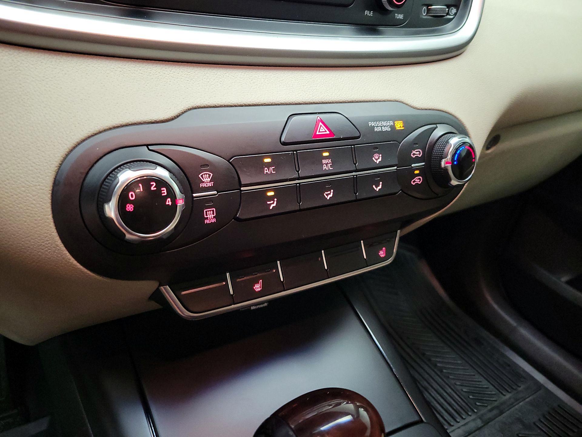 Thumbnail: 2016 Kia Sorento - 16