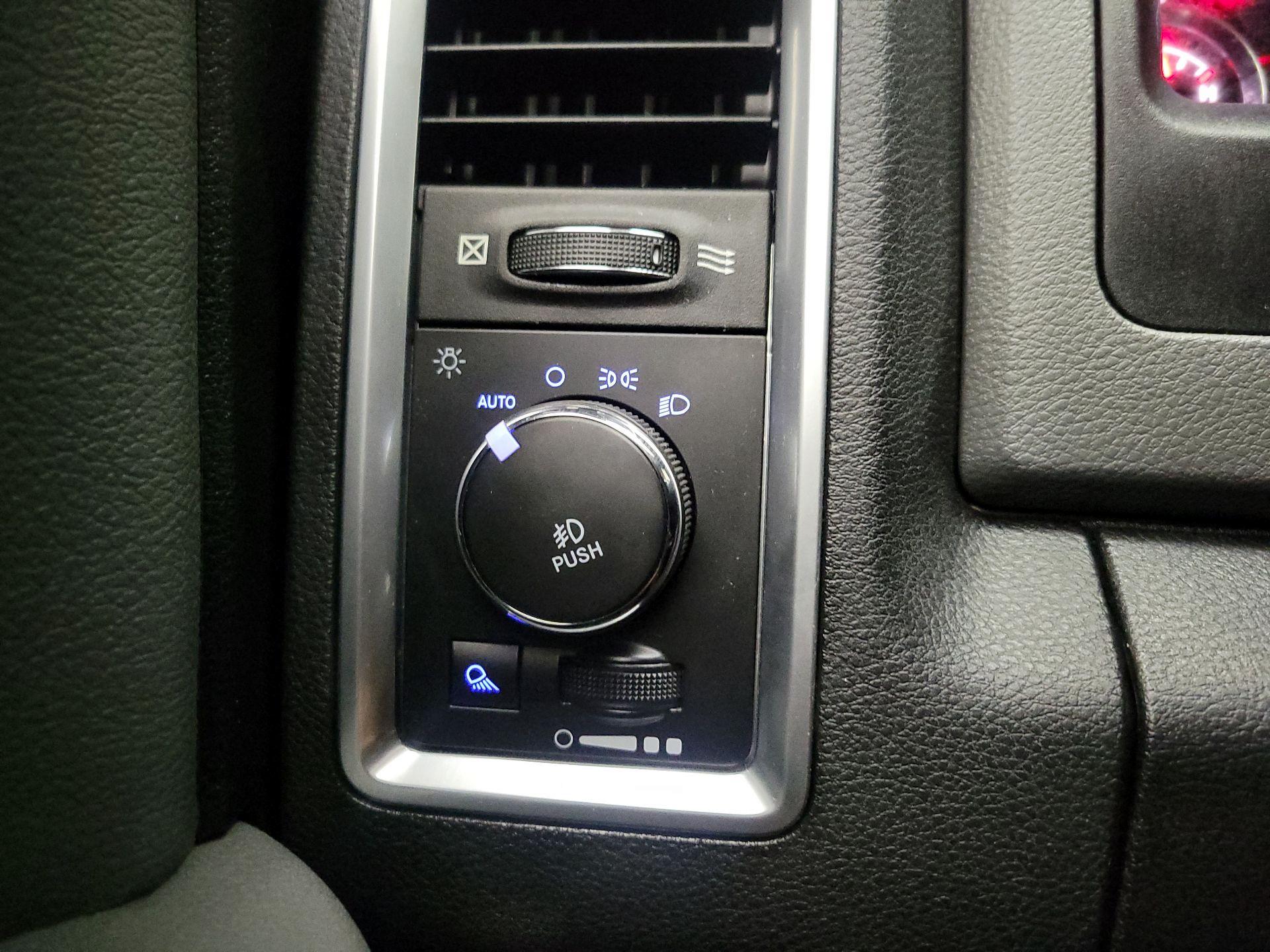 Thumbnail: 2019 RAM 1500 Classic - 13