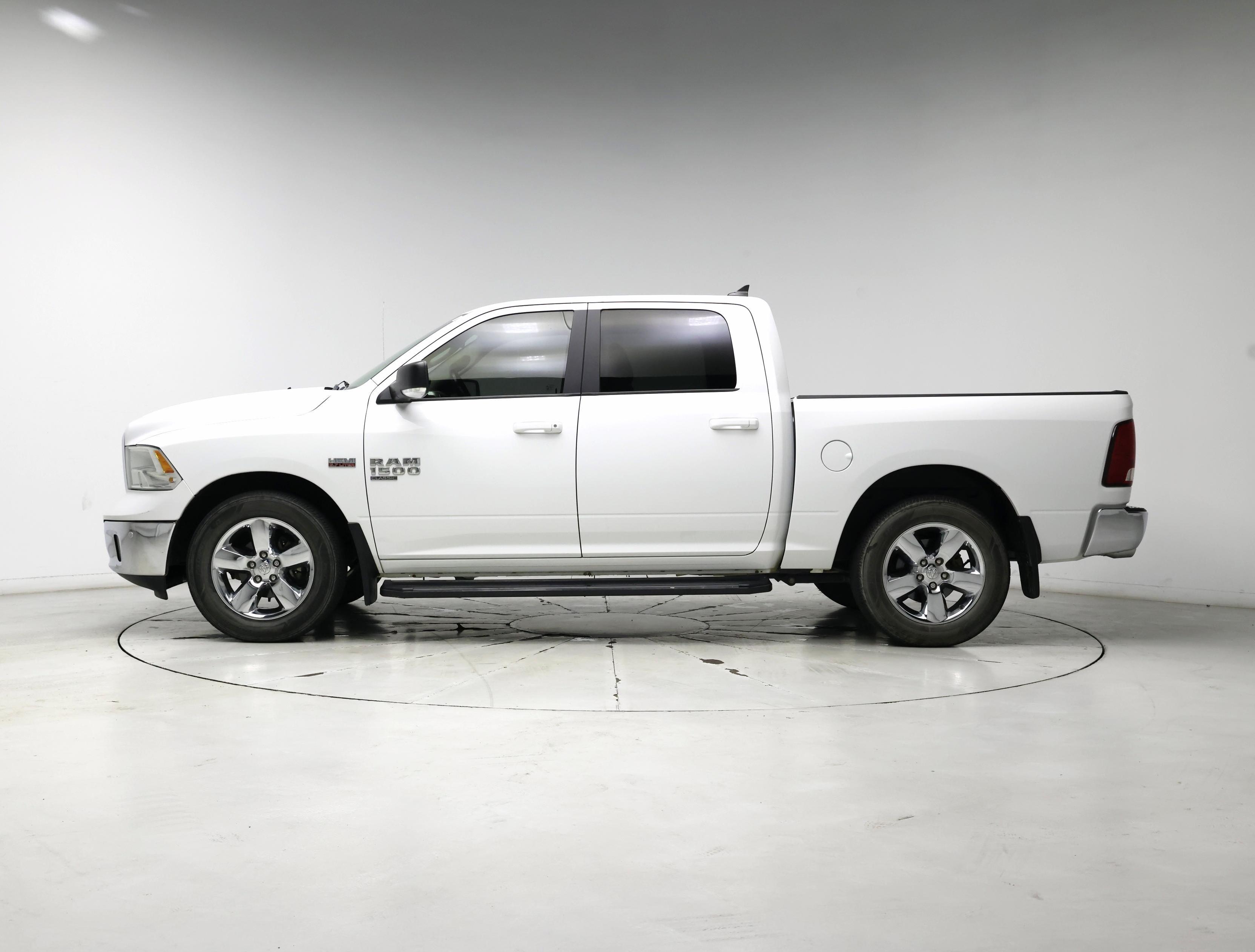 Thumbnail: 2019 RAM 1500 Classic - 3