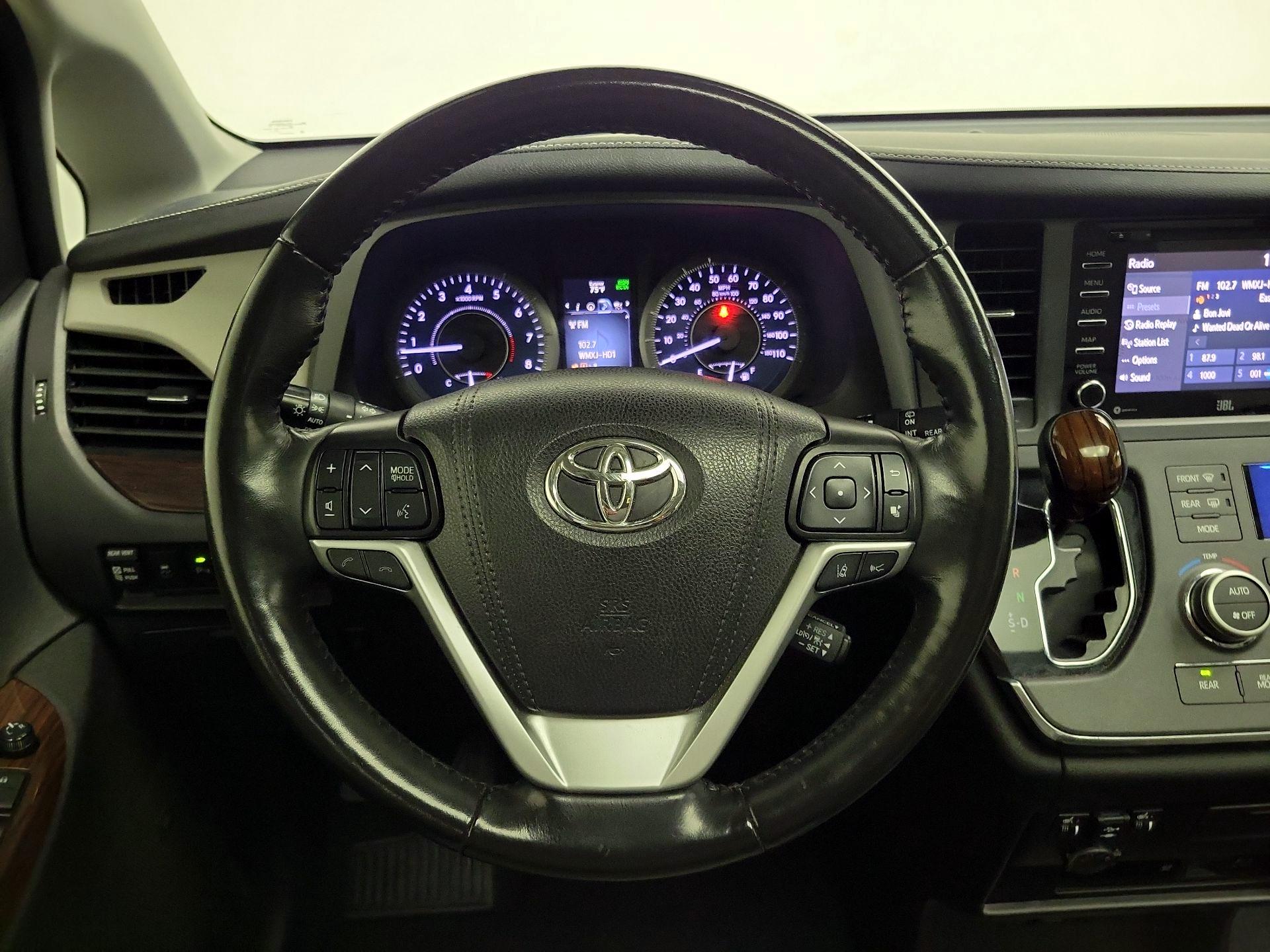 Thumbnail: 2019 Toyota Sienna - 10