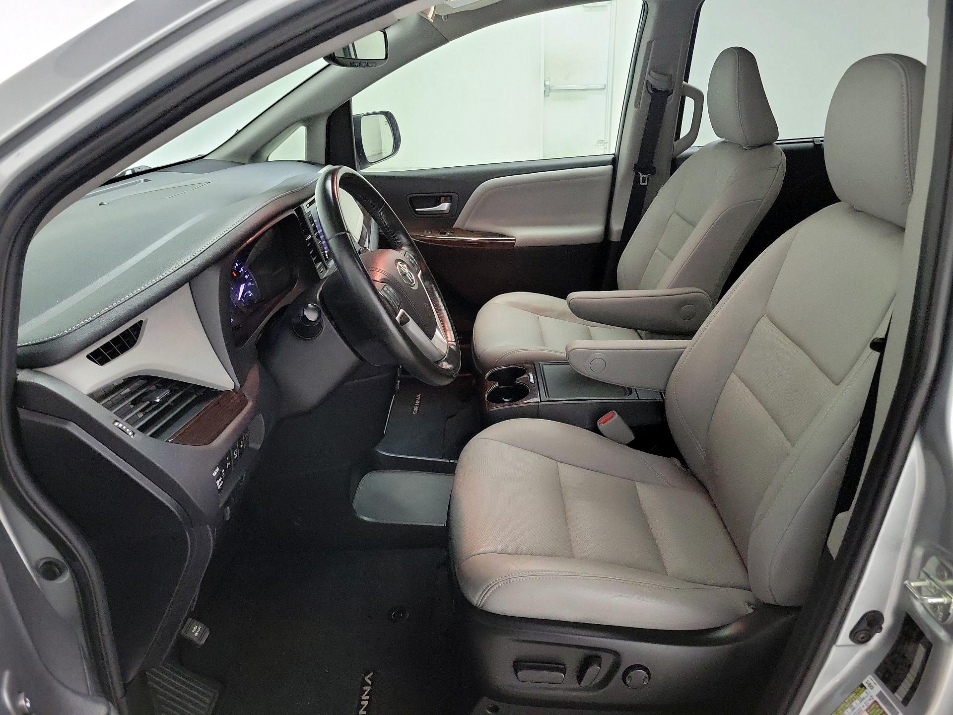 Thumbnail: 2019 Toyota Sienna - 11