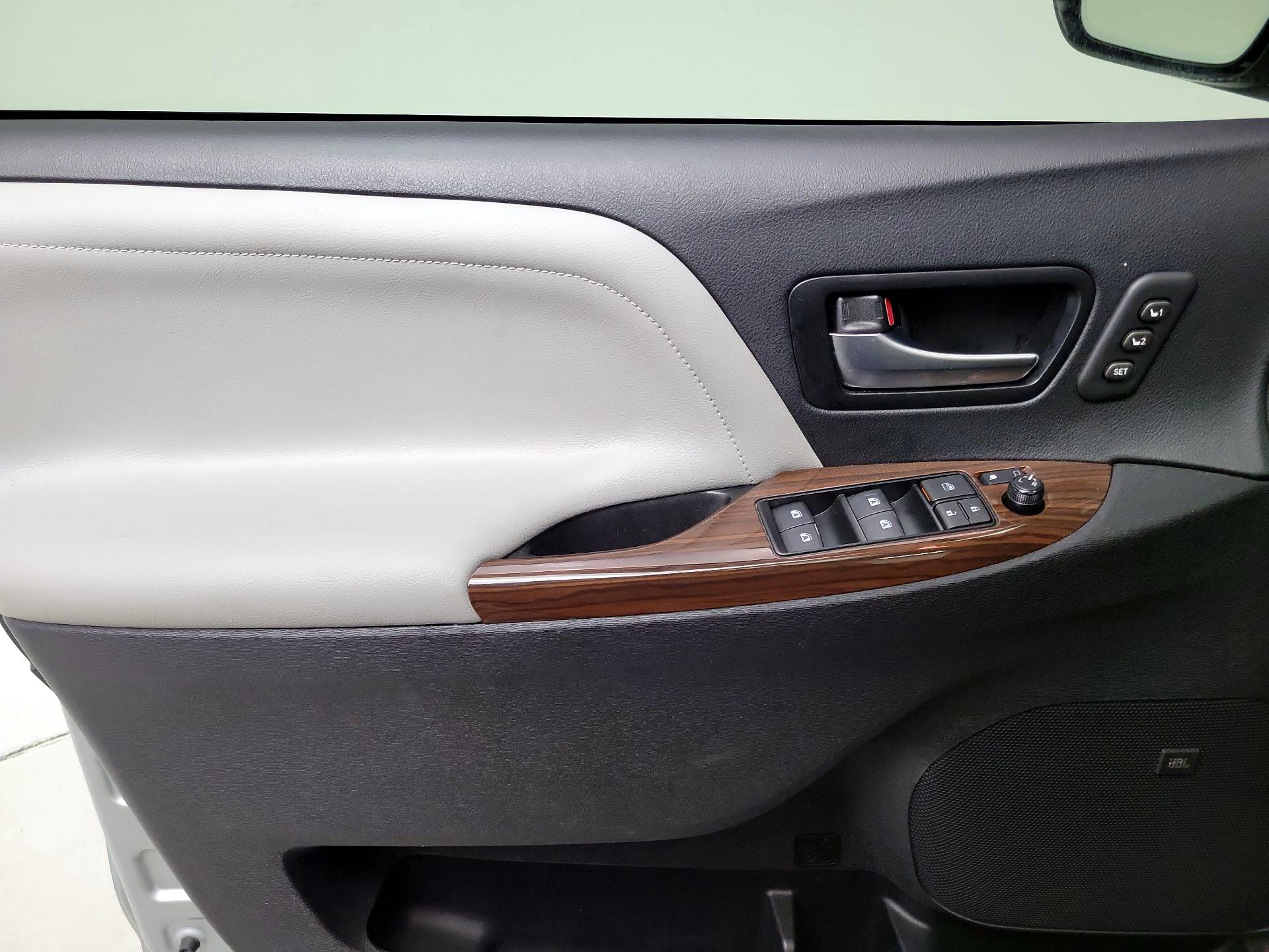 Thumbnail: 2019 Toyota Sienna - 12