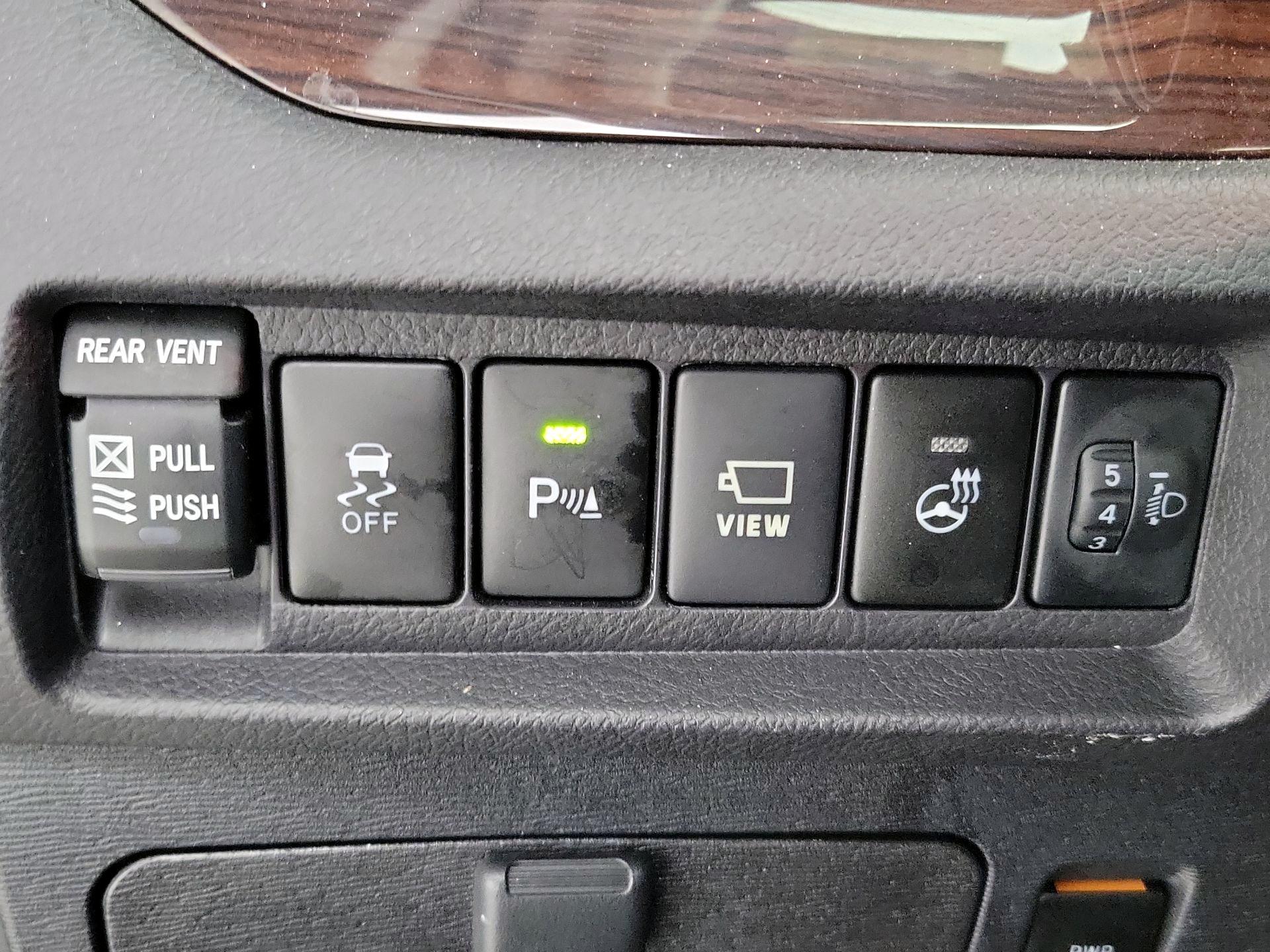 Thumbnail: 2019 Toyota Sienna - 13