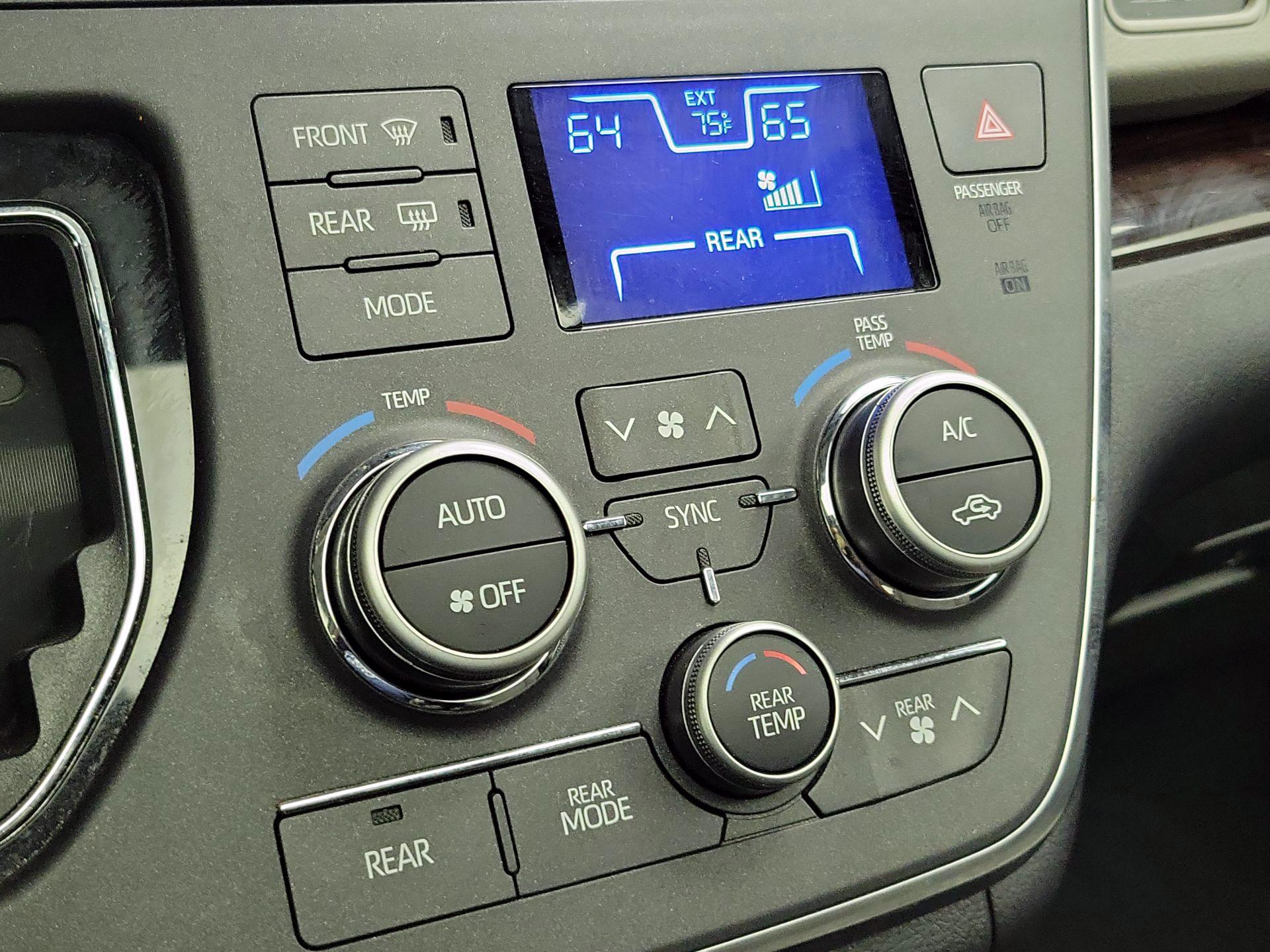 Thumbnail: 2019 Toyota Sienna - 17