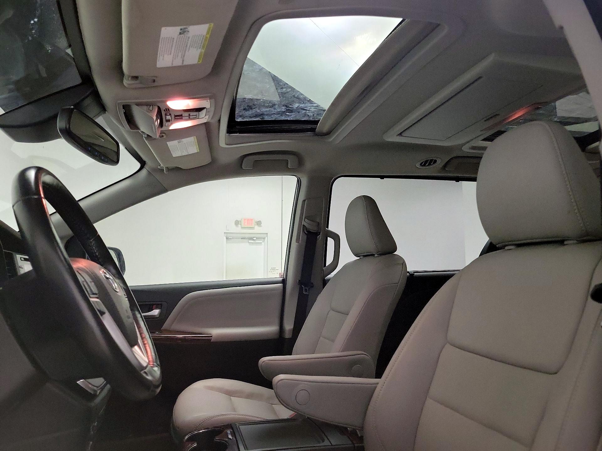 Thumbnail: 2019 Toyota Sienna - 20
