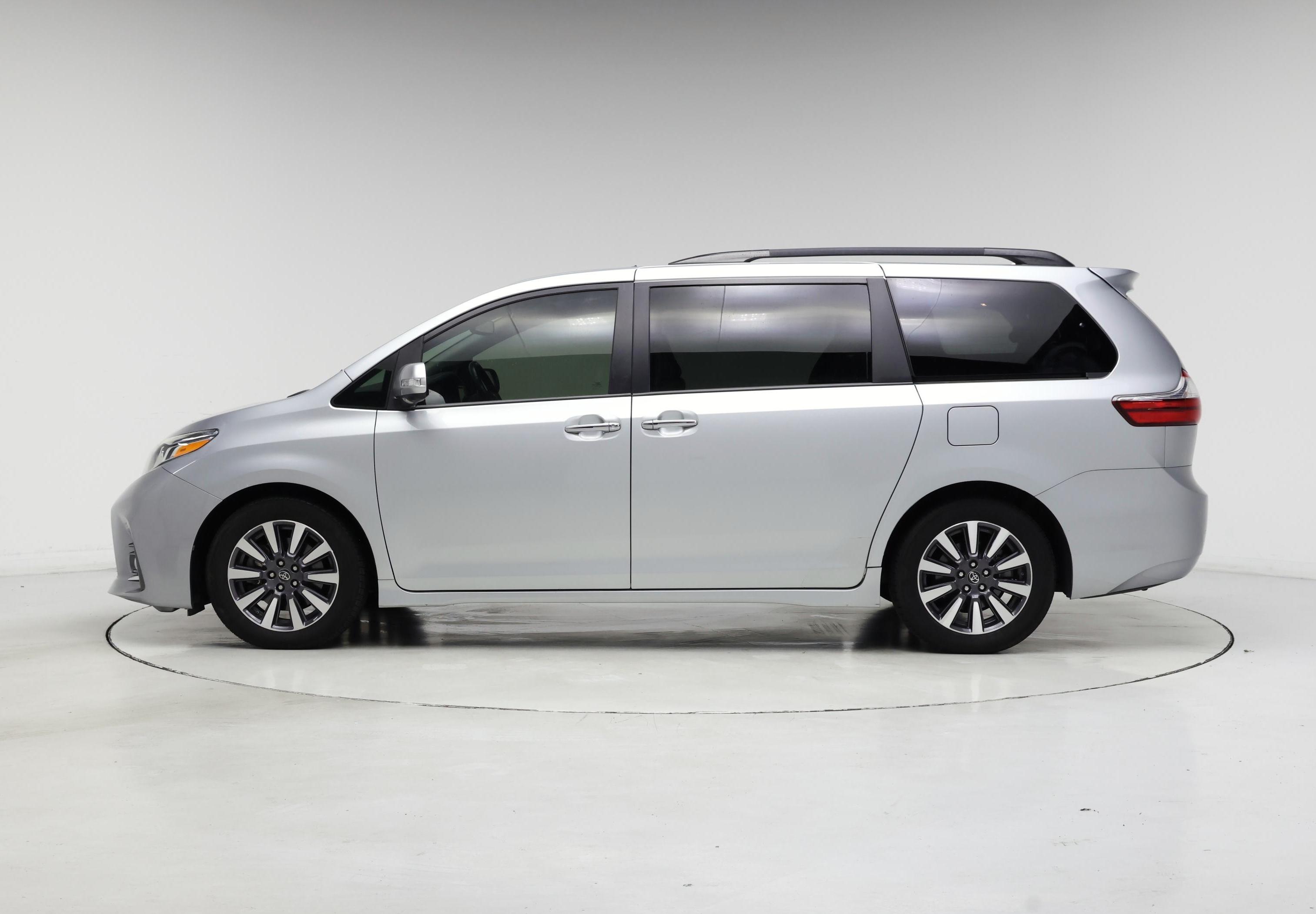 Thumbnail: 2019 Toyota Sienna - 3