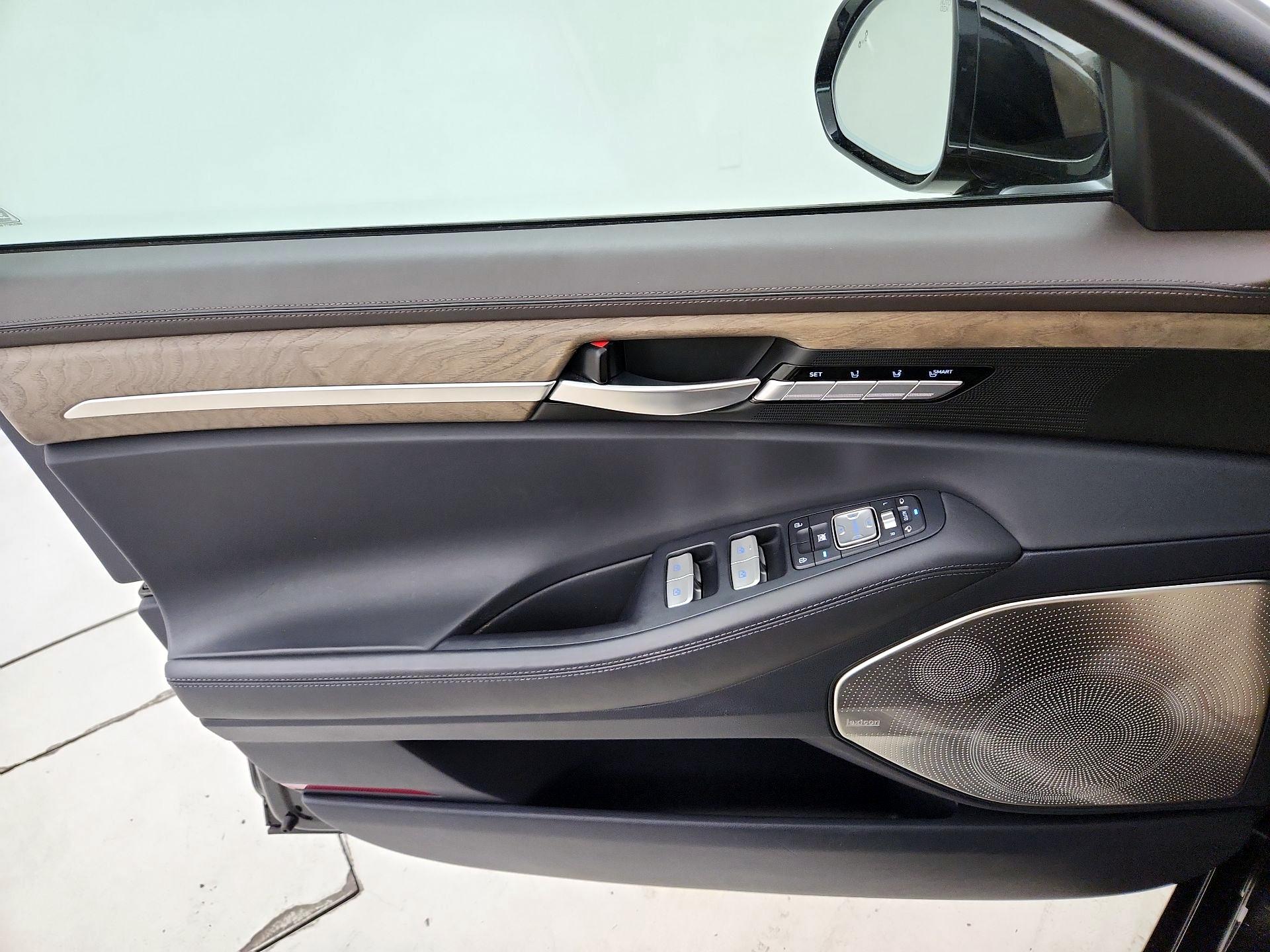 Thumbnail: 2021 Genesis G90 - 12