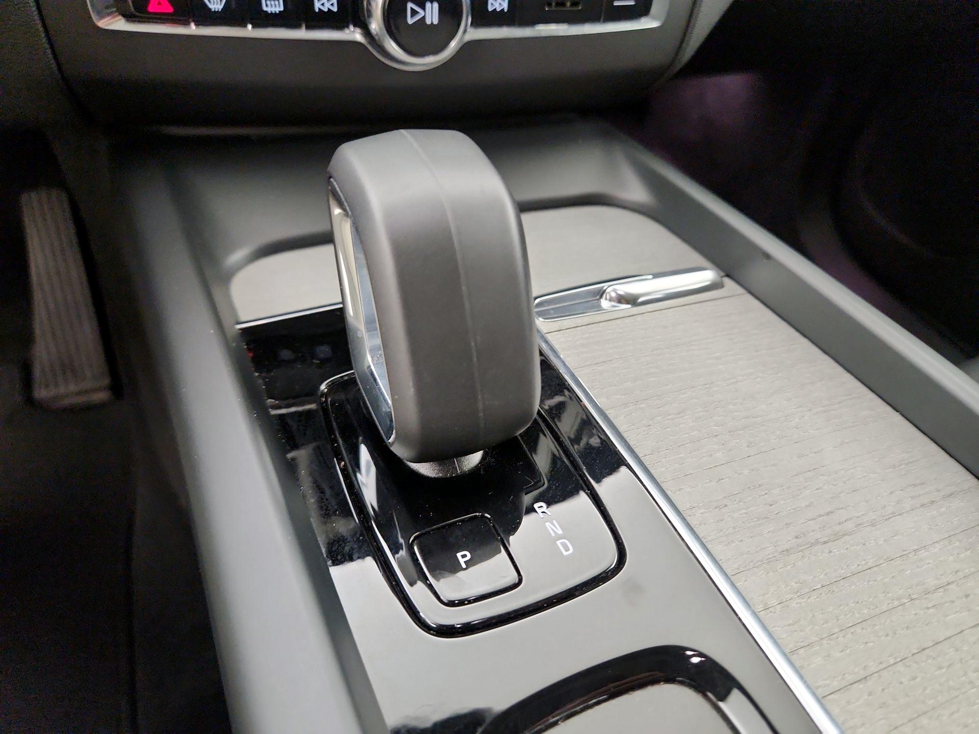 Thumbnail: 2025 Volvo XC60 - 17