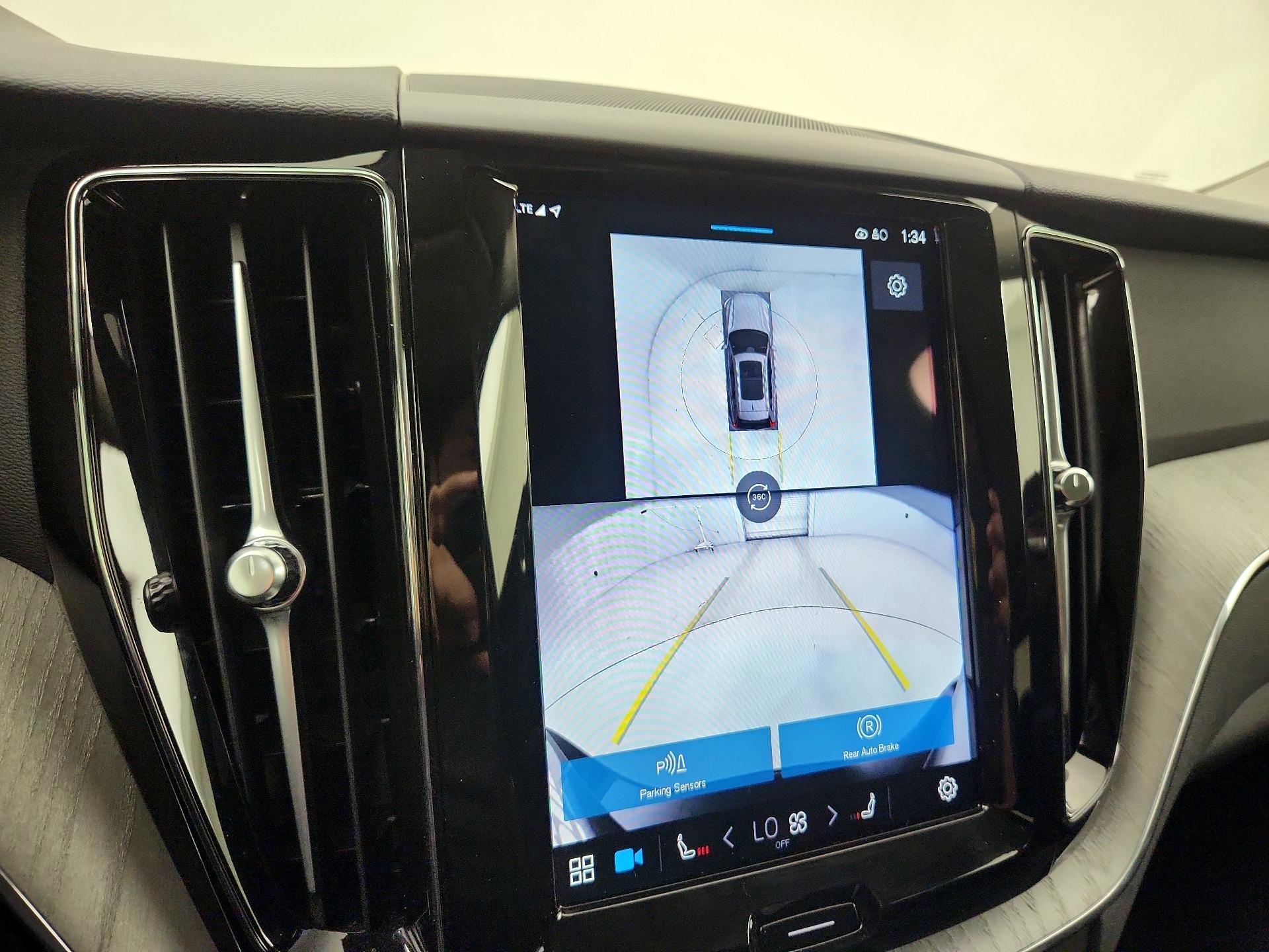 Thumbnail: 2025 Volvo XC60 - 13
