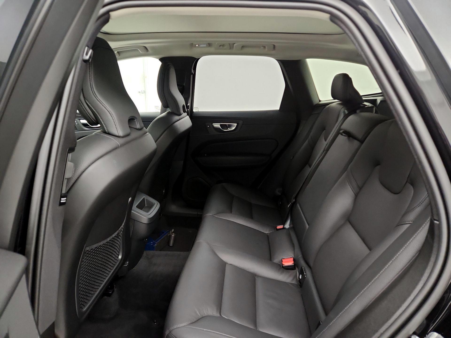 Thumbnail: 2025 Volvo XC60 - 17