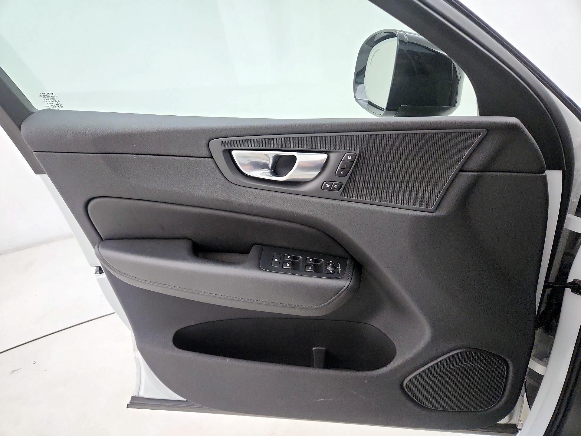 Thumbnail: 2025 Volvo XC60 - 12