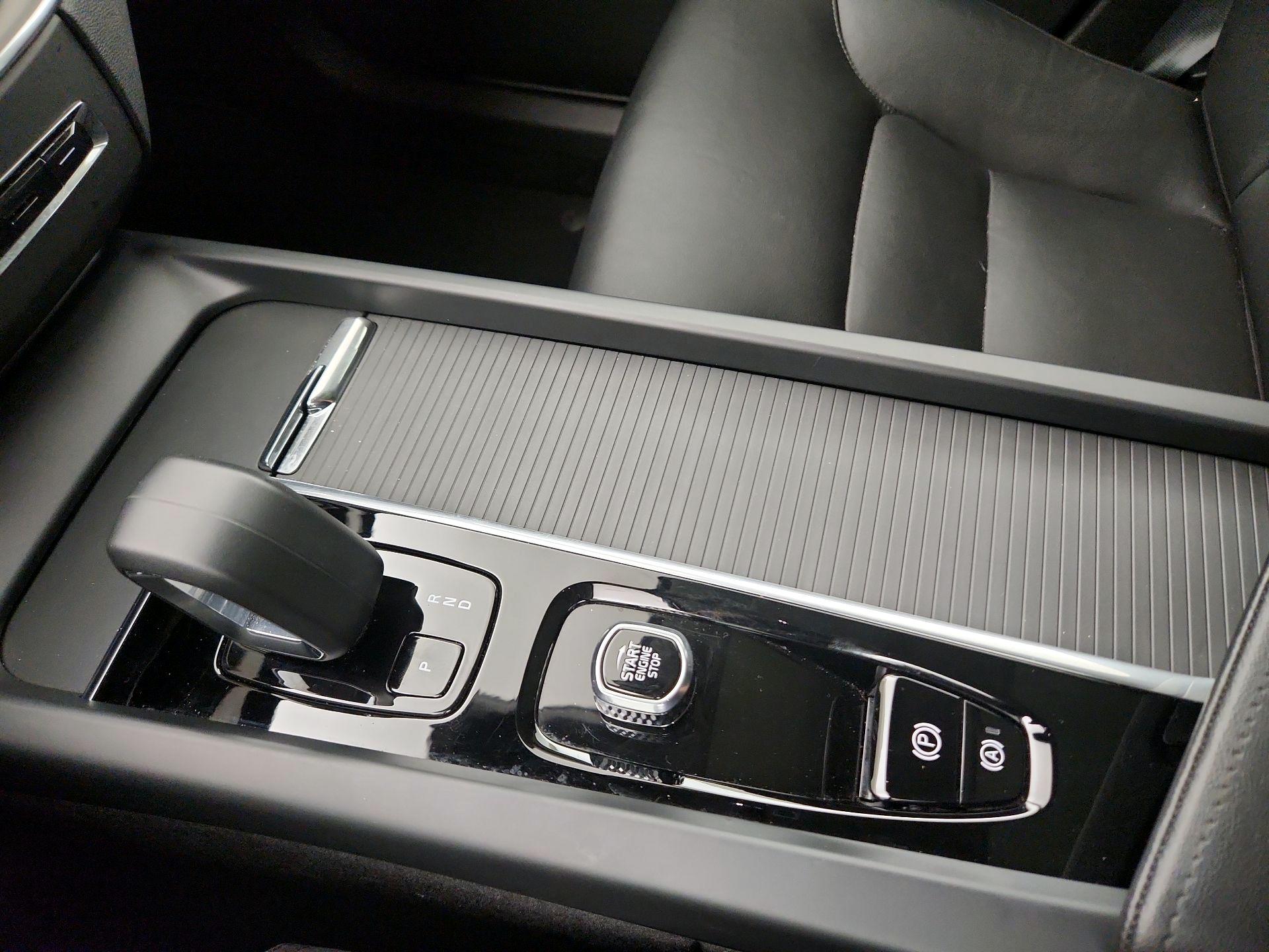 Thumbnail: 2025 Volvo XC60 - 16