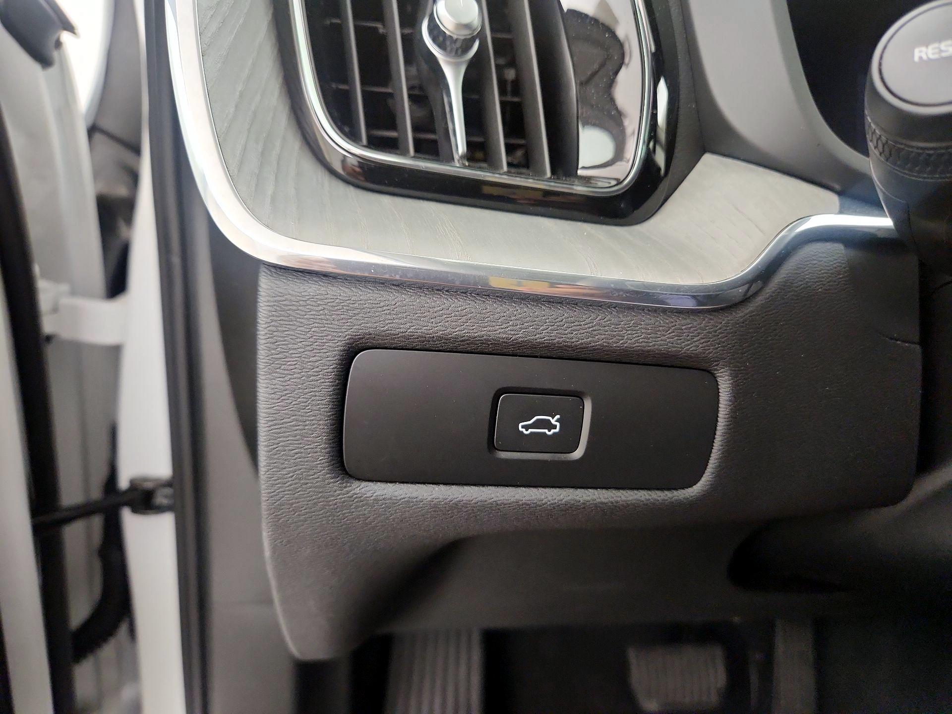 Thumbnail: 2025 Volvo XC60 - 13